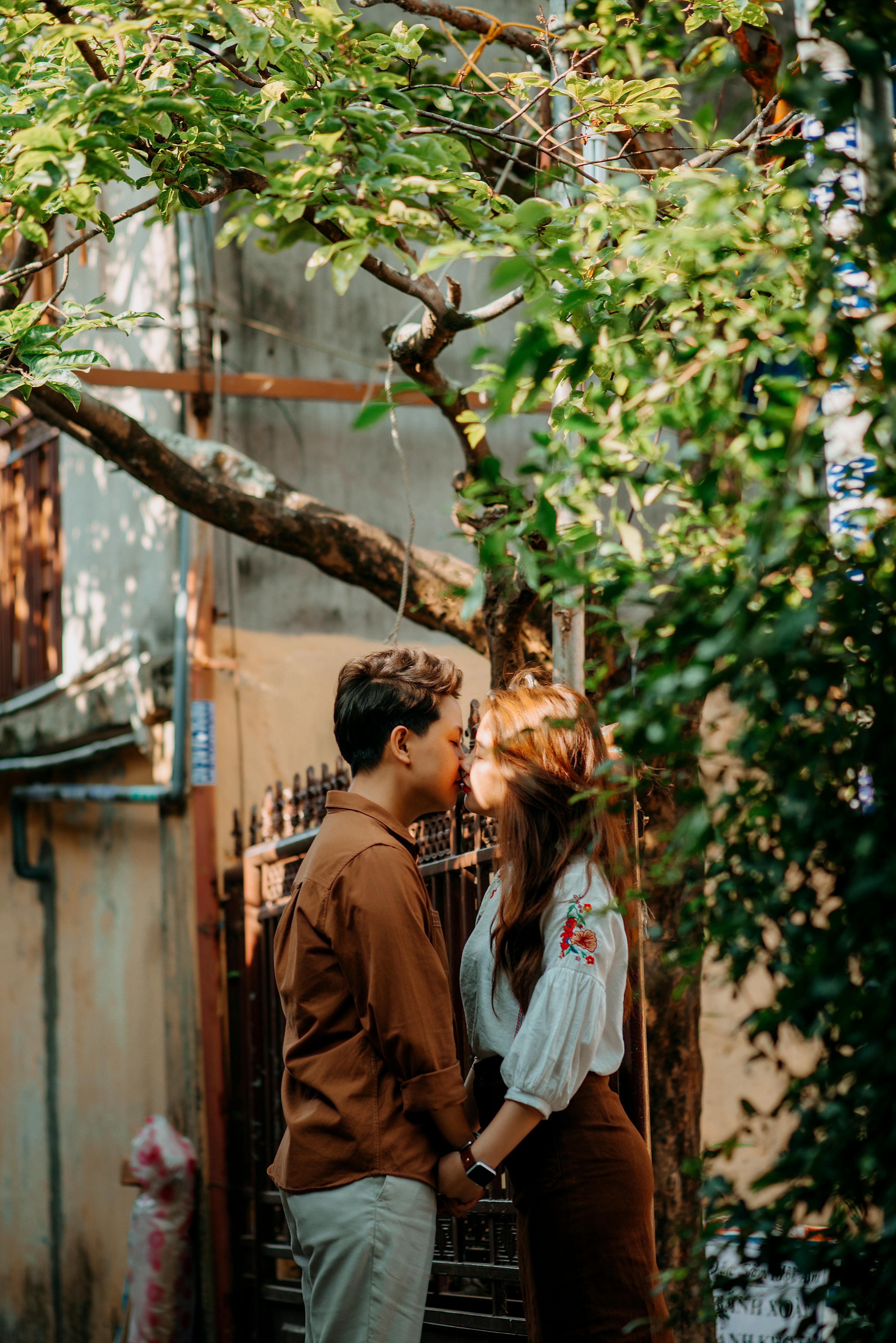 Pareja de adolescentes compartiendo un beso | Foto: Pexels