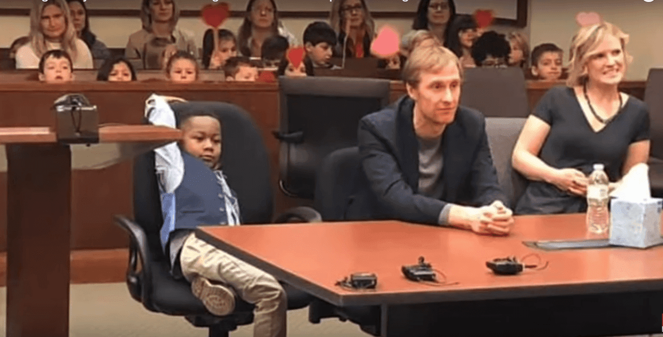 Michael Clark Jr., de 5 años, en el tribunal durante su audiencia de adopción en el condado de Kent. | Foto: Youtube / ABC News