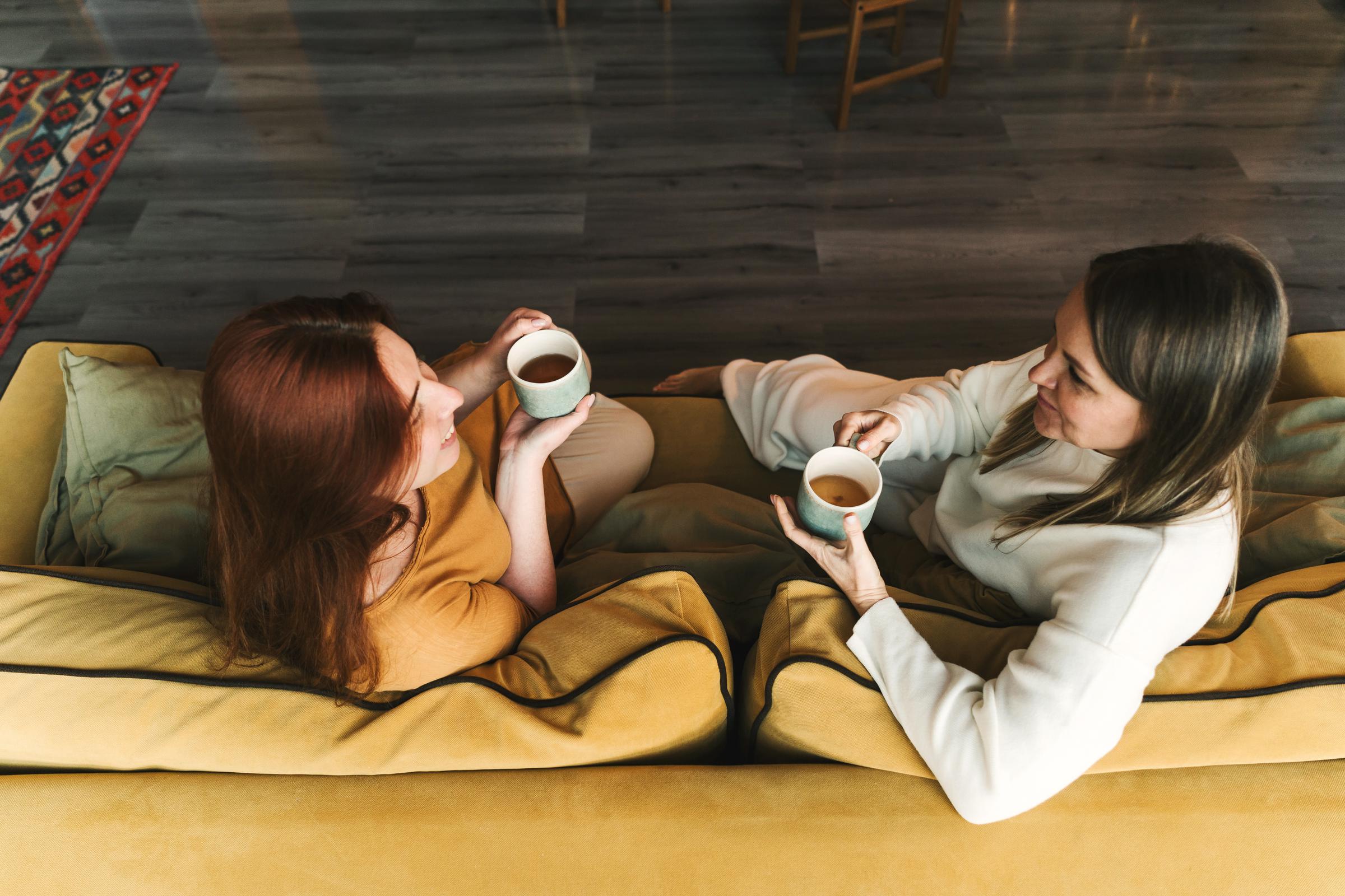 Dos mujeres sentadas y hablando | Fuente: Getty Images