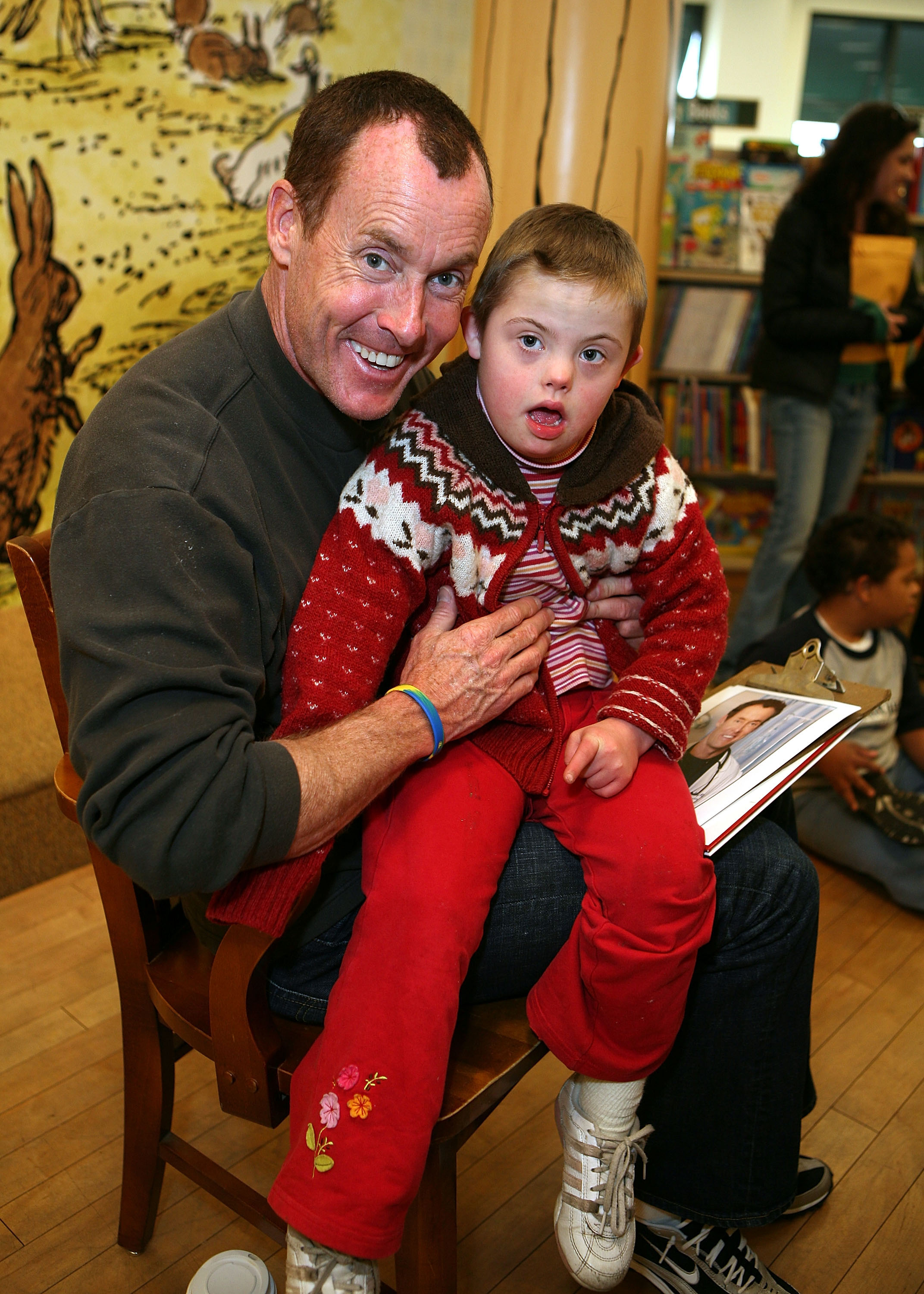 John C. McGinley haciéndose fotos tras una lectura para niños con síndrome de Down en Barnes & Noble, California, en 2007 | Fuente: Getty images