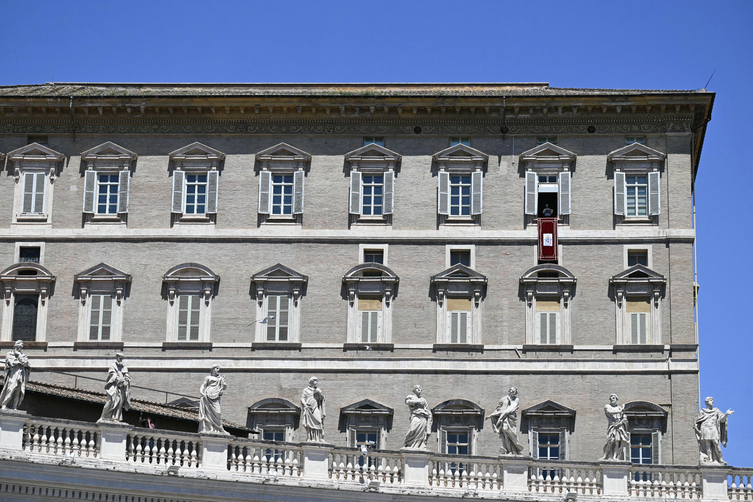 El papa León XIV dirigiéndose a la multitud desde la ventana del Palacio Apostólico que da a la plaza de San Pedro durante la oración del Regina Caeli en El Vaticano el 25 de mayo de 2025. | Fuente: Getty Images