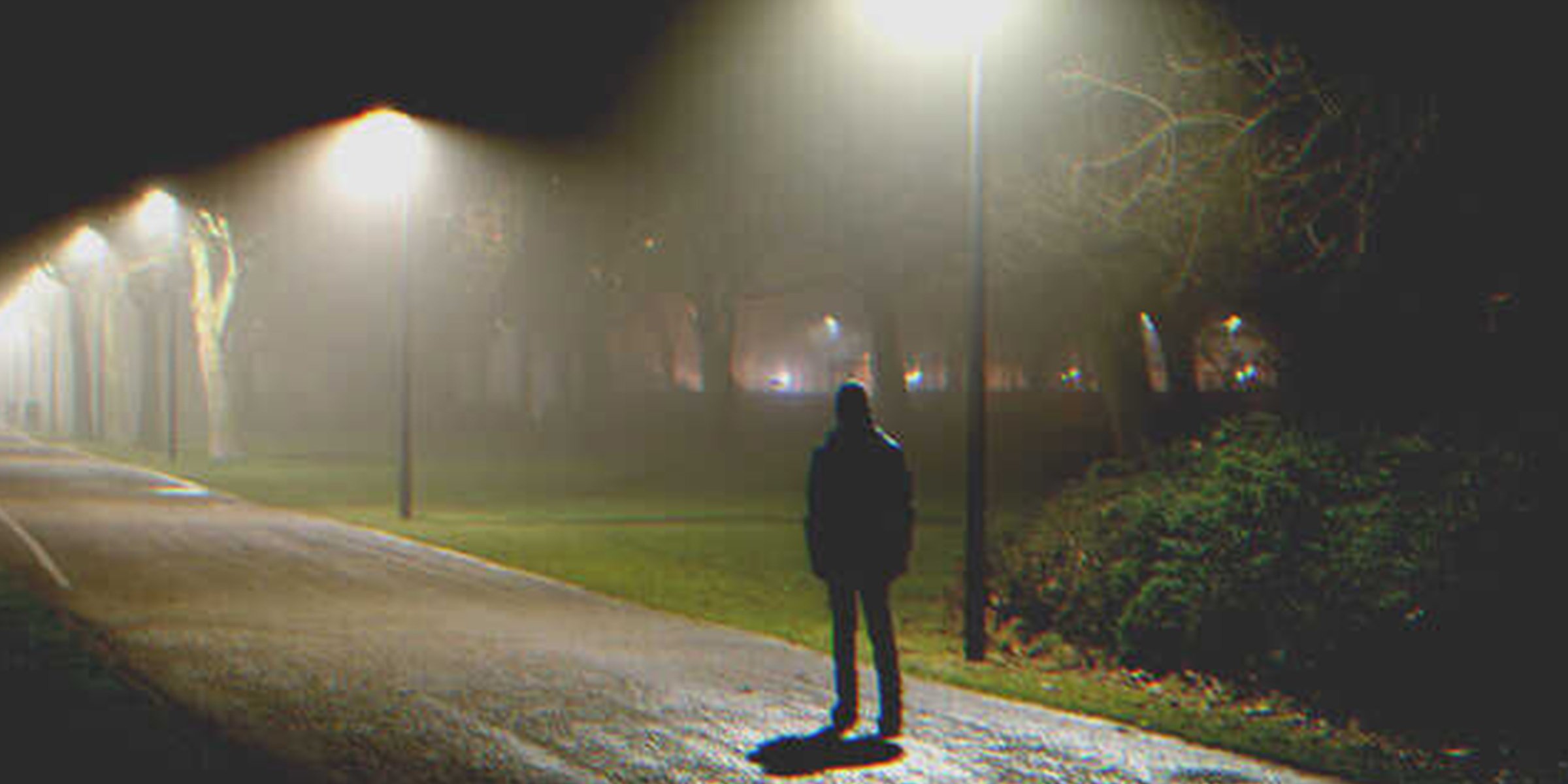 Un hombre caminando solo por la noche | Foto: Shutterstock