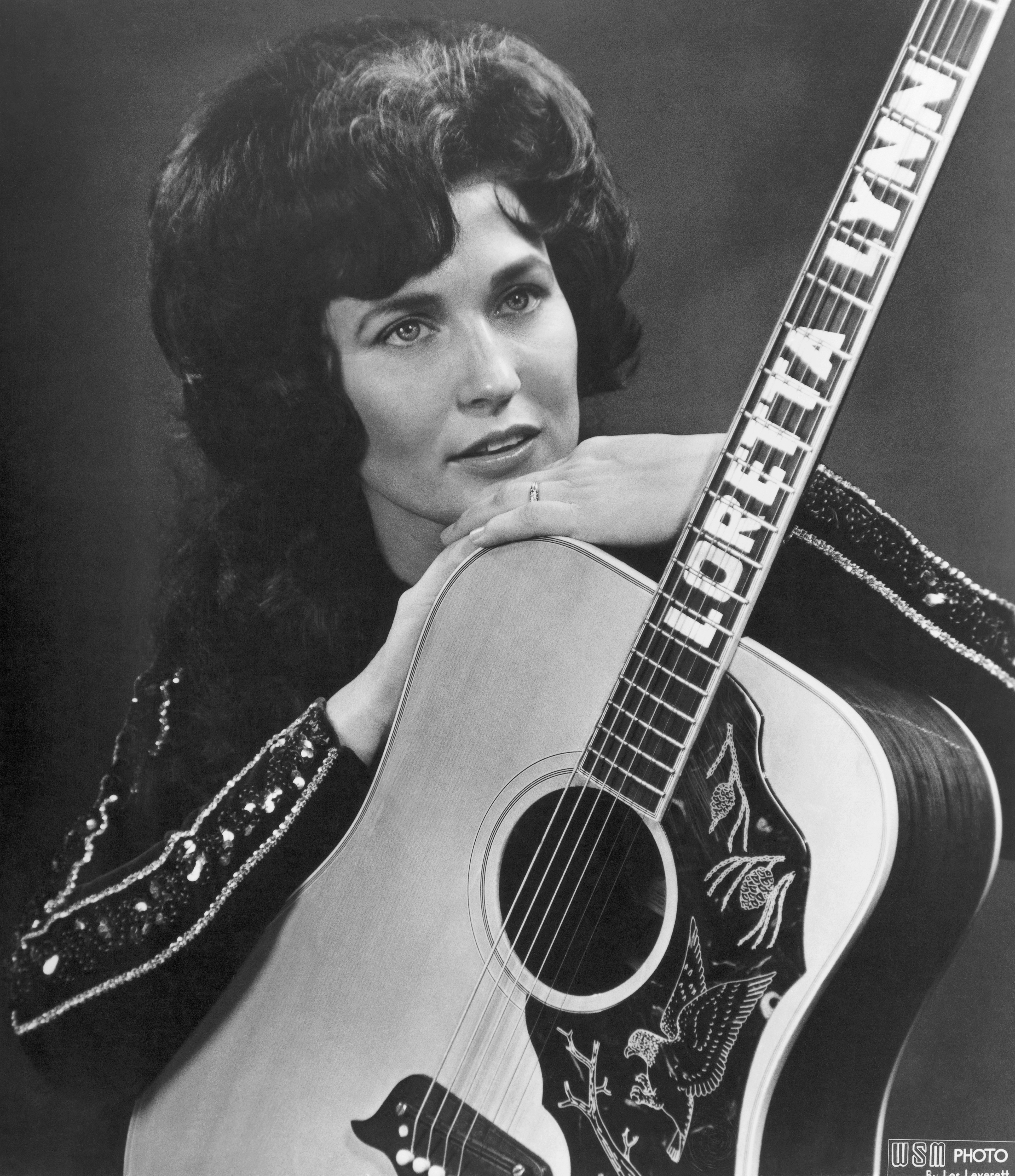 Loretta Lynn con una guitarra con su nombre escrito en el diapasón en Nashville, Tennessee, en 1961 | Foto: Getty Images