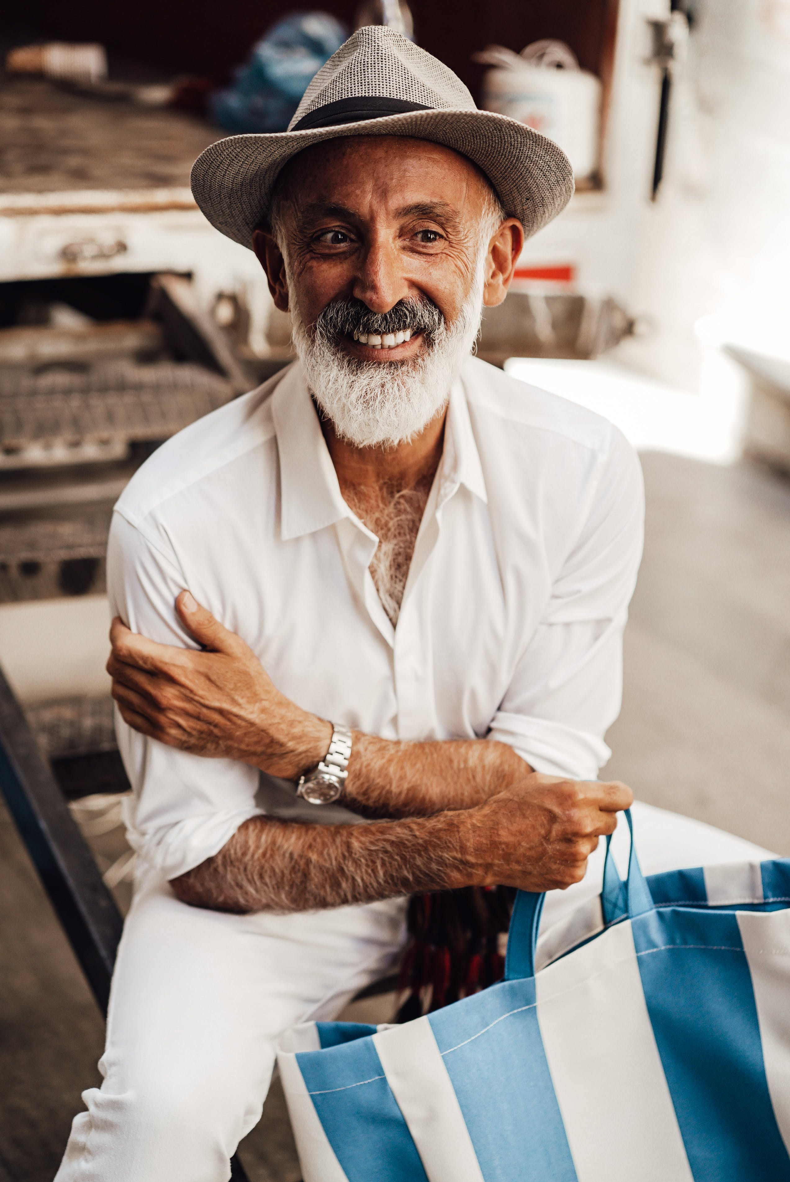 An elderly man holding a tote bag. | Source: Pexels