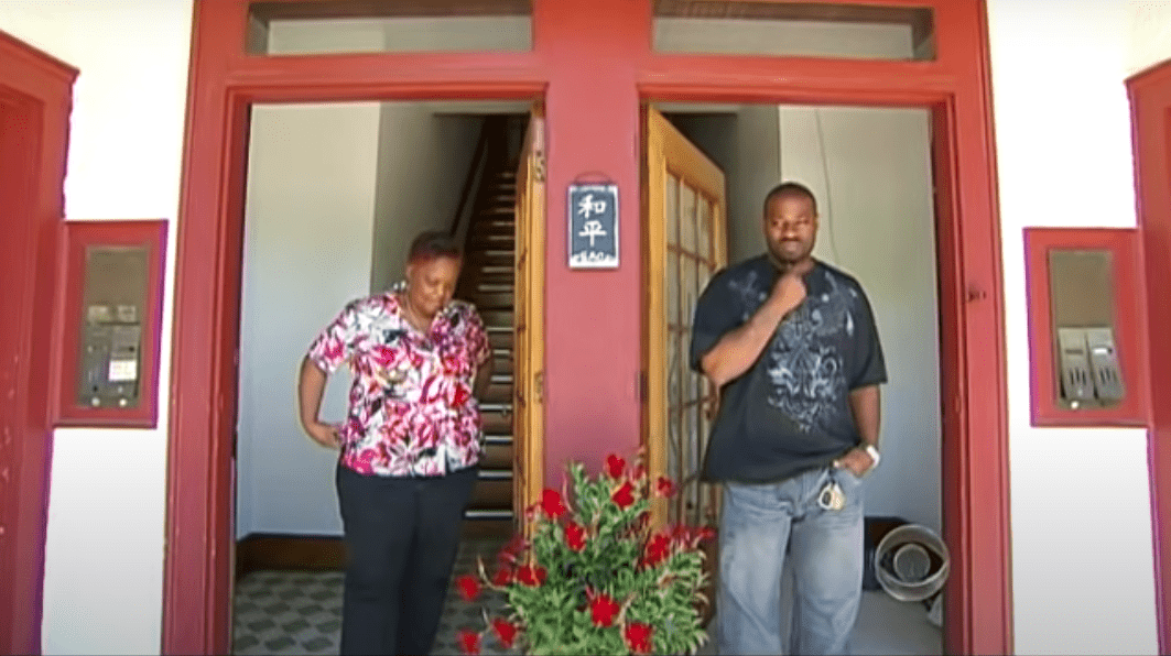 Mary Johnson y Oesha Israel saliendo de sus respectivas viviendas. | Foto: YouTube/CBS