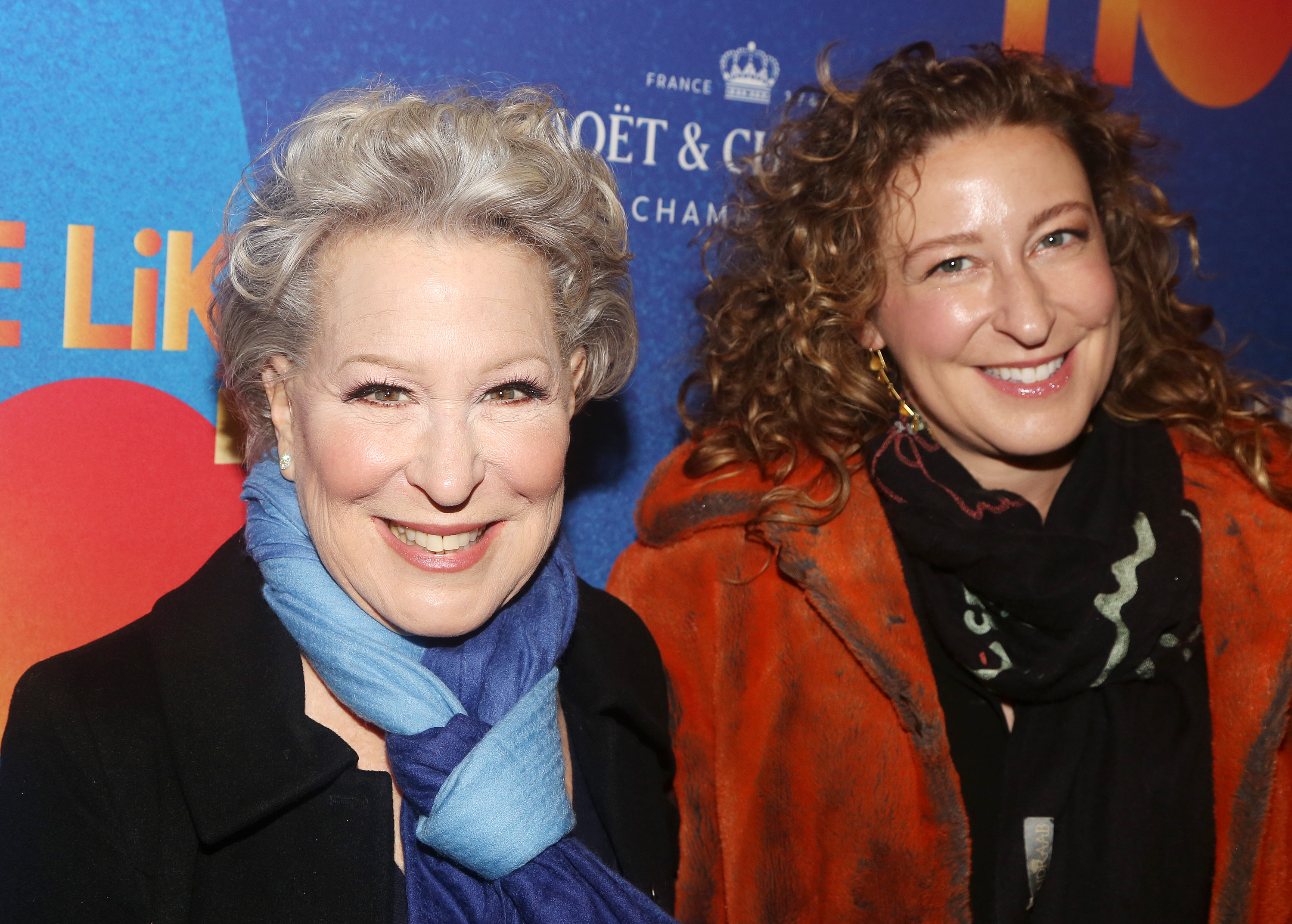 Bette Midler y Sophie von Haselberg posan en el estreno del nuevo musical "Some Like It Hot!", en Broadway, en el Teatro Shubert el 11 de diciembre de 2022 en Nueva York | Foto: Getty Images