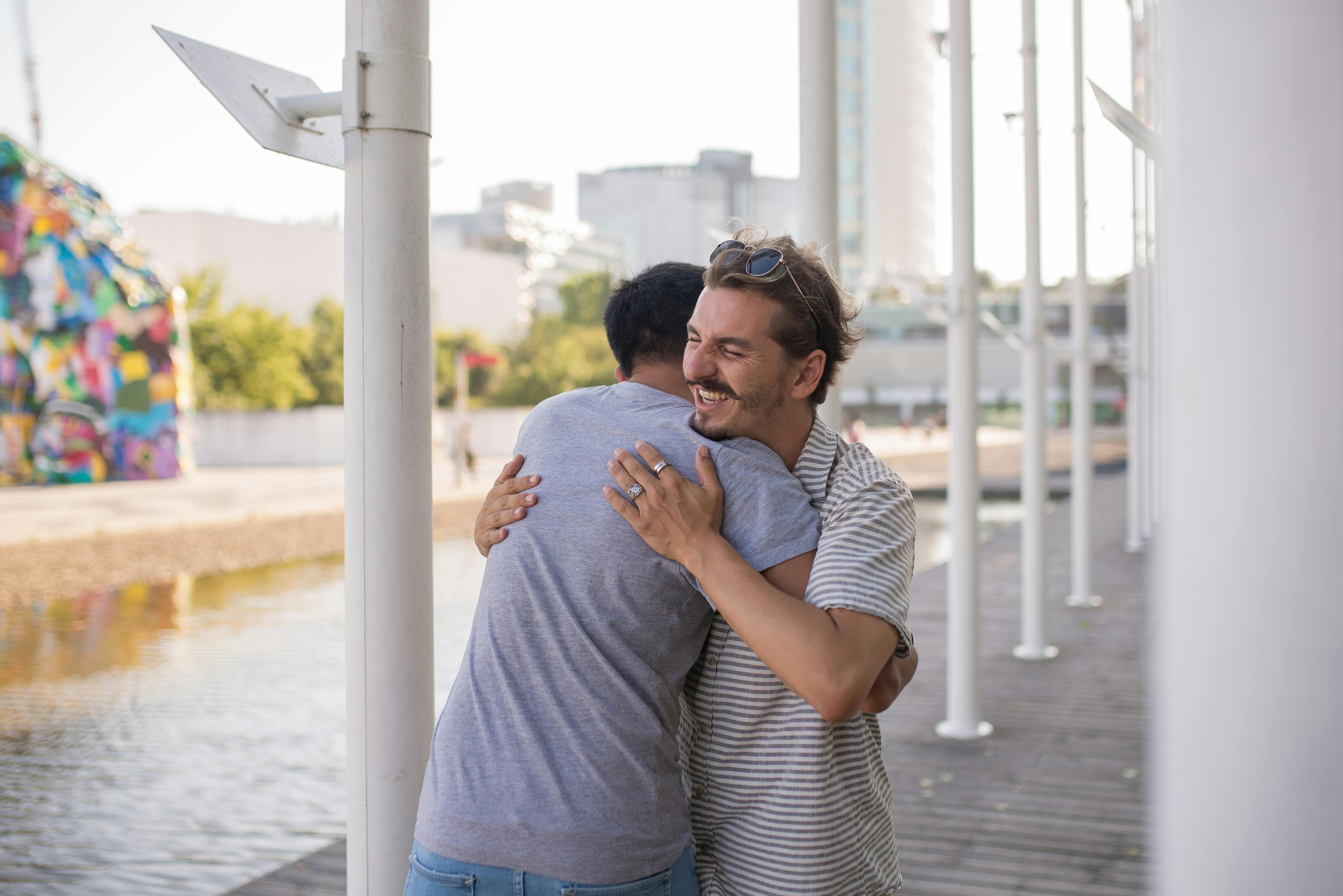 Dos hombres abrazándose | Fuente: Pexels