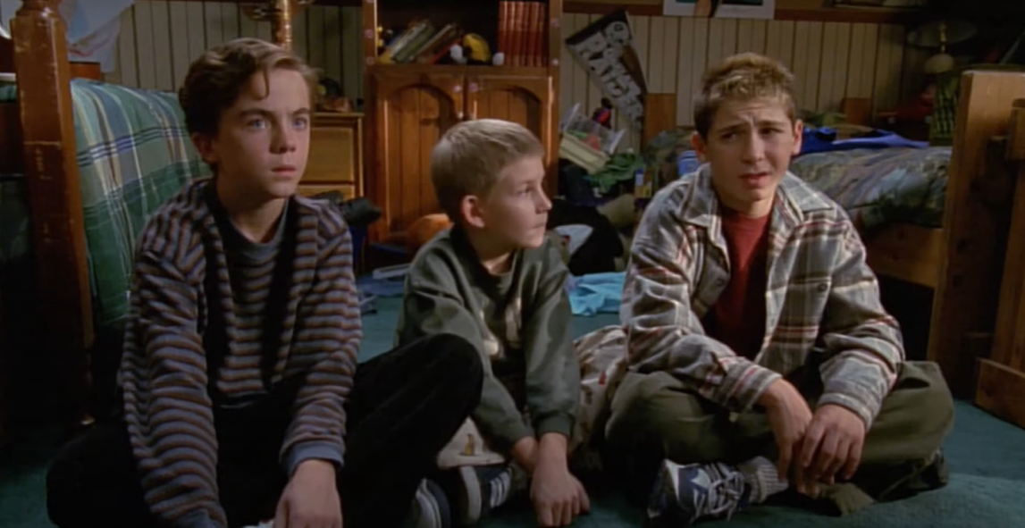 Captura de pantalla de un episodio de "Malcolm in the Middle" en la que aparecen Erik Per Sullivan como Dewey, Frankie Muniz como Malcolm y Justin Berfield como Reese | Fuente: Youtube/Canal 4