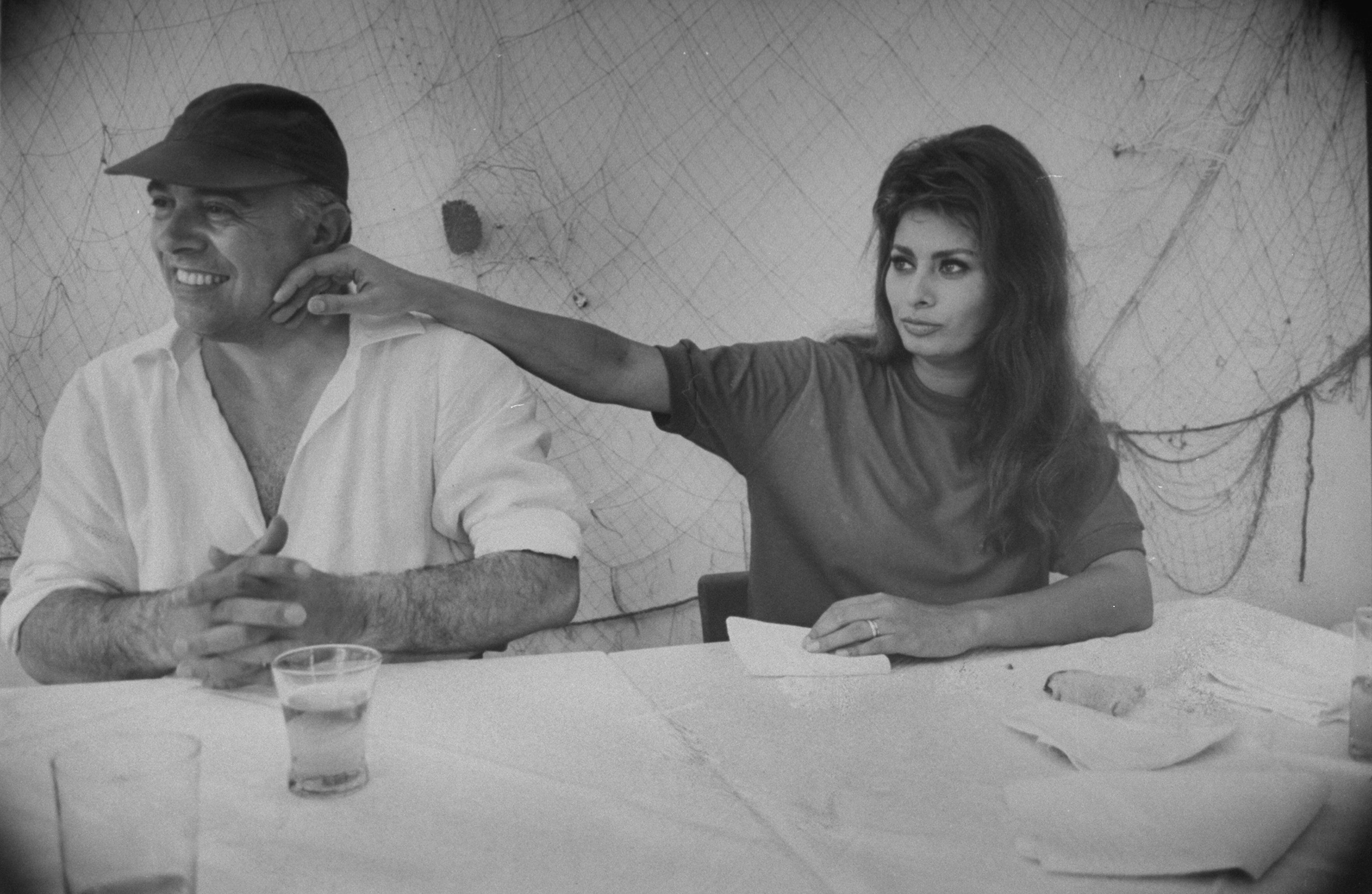 Sofía Loren y Carlo Ponti cenando en un restaurante en 1961. | Foto: Getty Images