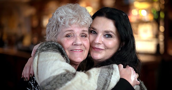 Una mujer y su madre biológica se abrazan después de décadas de separación | Foto: Twitter/MirrorTV