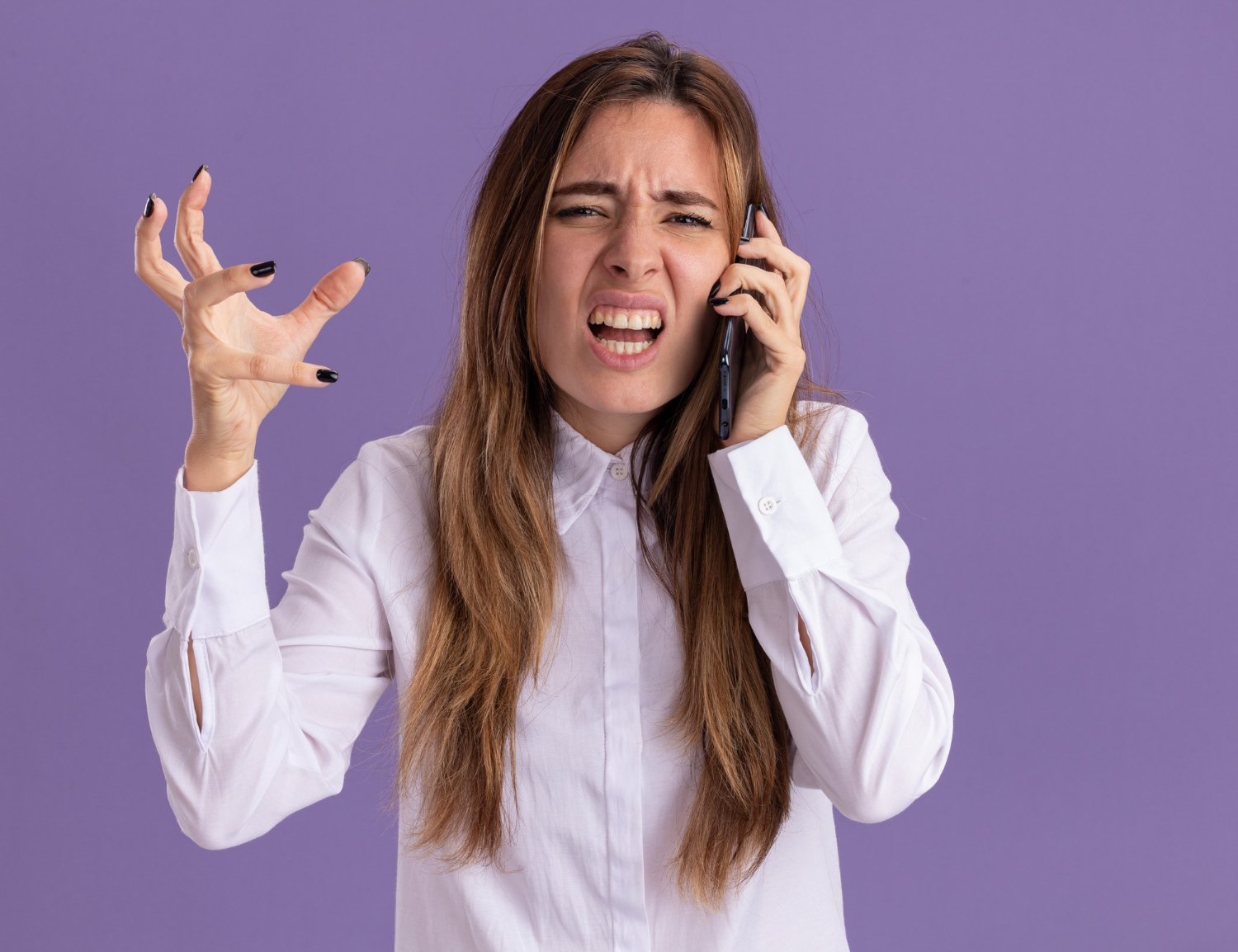 Una mujer enfadada hablando por teléfono | Fuente: Freepik