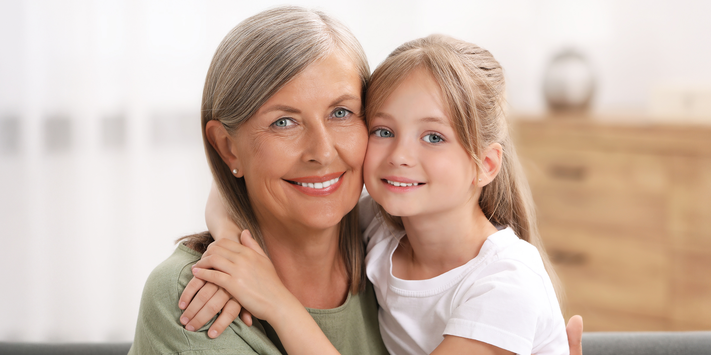 Una abuela y su nieta | Fuente: Shutterstock