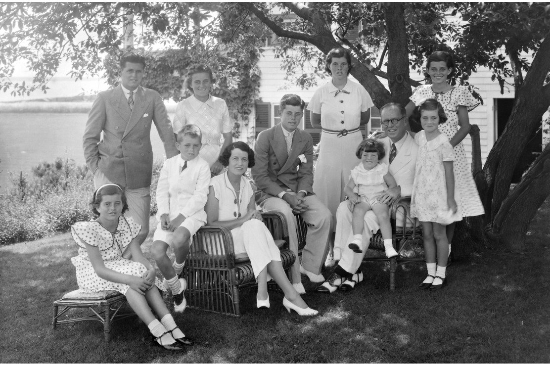 Un retrato de la familia Kennedy en Hyannis Port, Massachussetts, 1930s. | Foto: Getty / Global Images Ukraine
