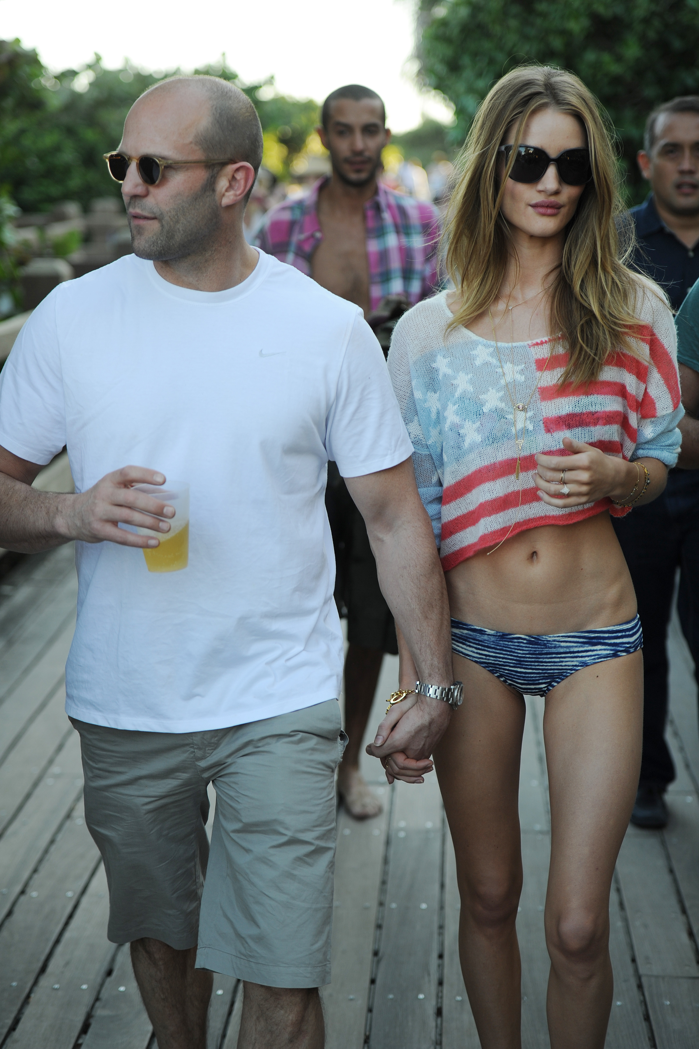 Jason Statham y Rosie Huntington-Whiteley vistos el 30 de diciembre de 2011, en Miami Beach, Florida. | Fuente: Getty Images