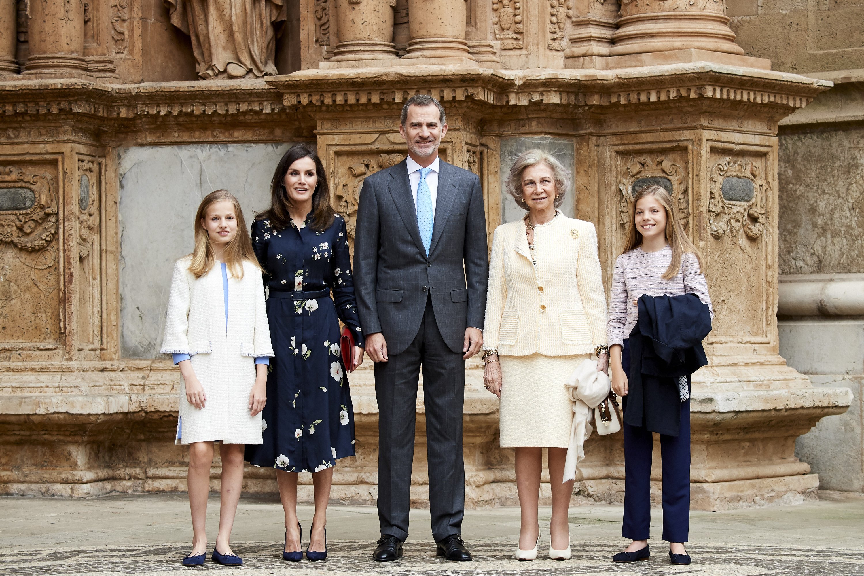 Princesa Sofía de España, Reina Letizia de España, Rey Felipe VI de España, Reina Sofía y Princesa Leonor de España en la Catedral de Palma de Mallorca || Fuente: Getty Images