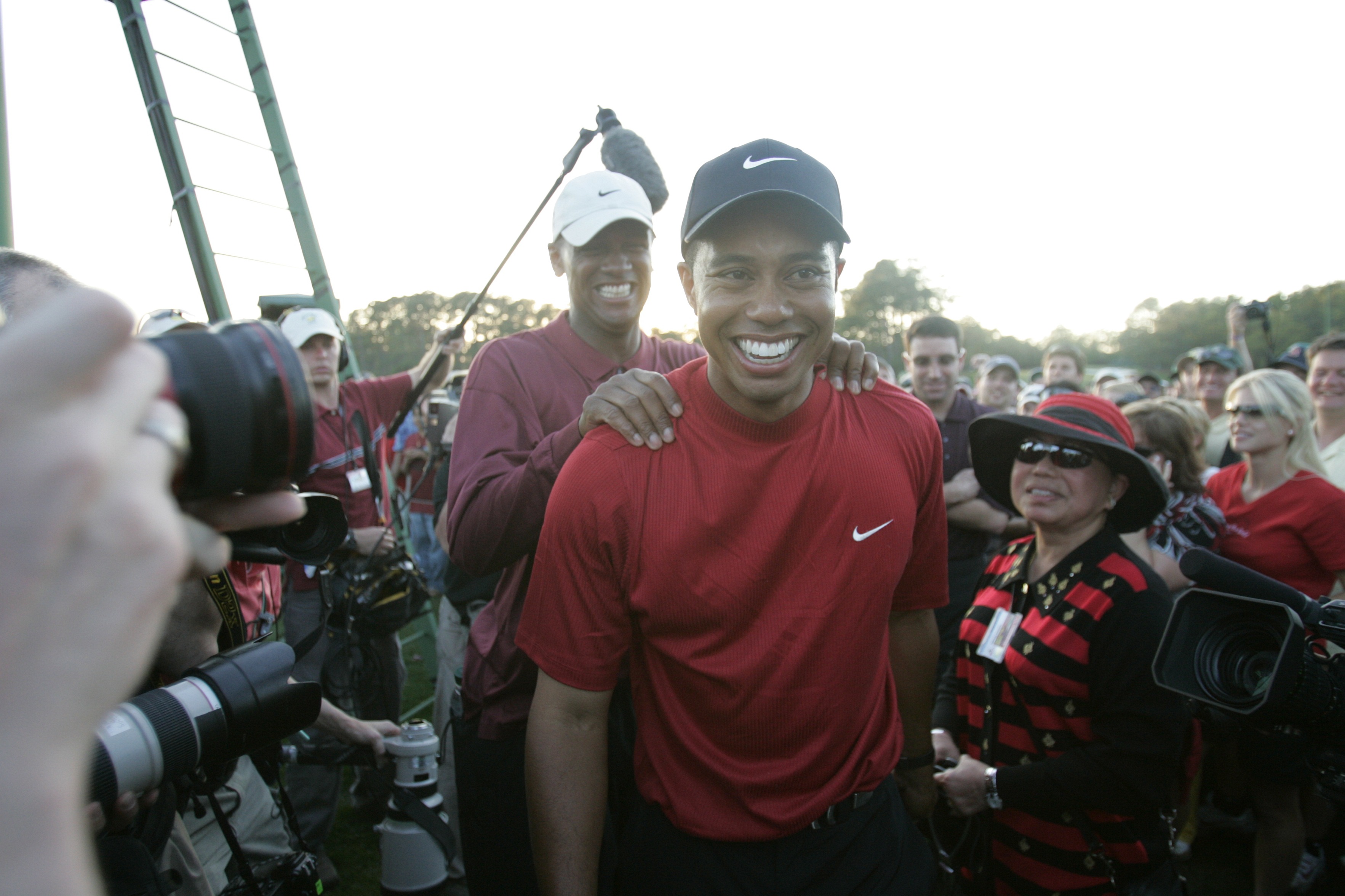 Tiger Woods y su madre, Kutilda, durante su victoria en el Masters de 2005 tras un desempate contra Chris DiMarco el 10 de abril de 2005 | Fuente: Getty Images
