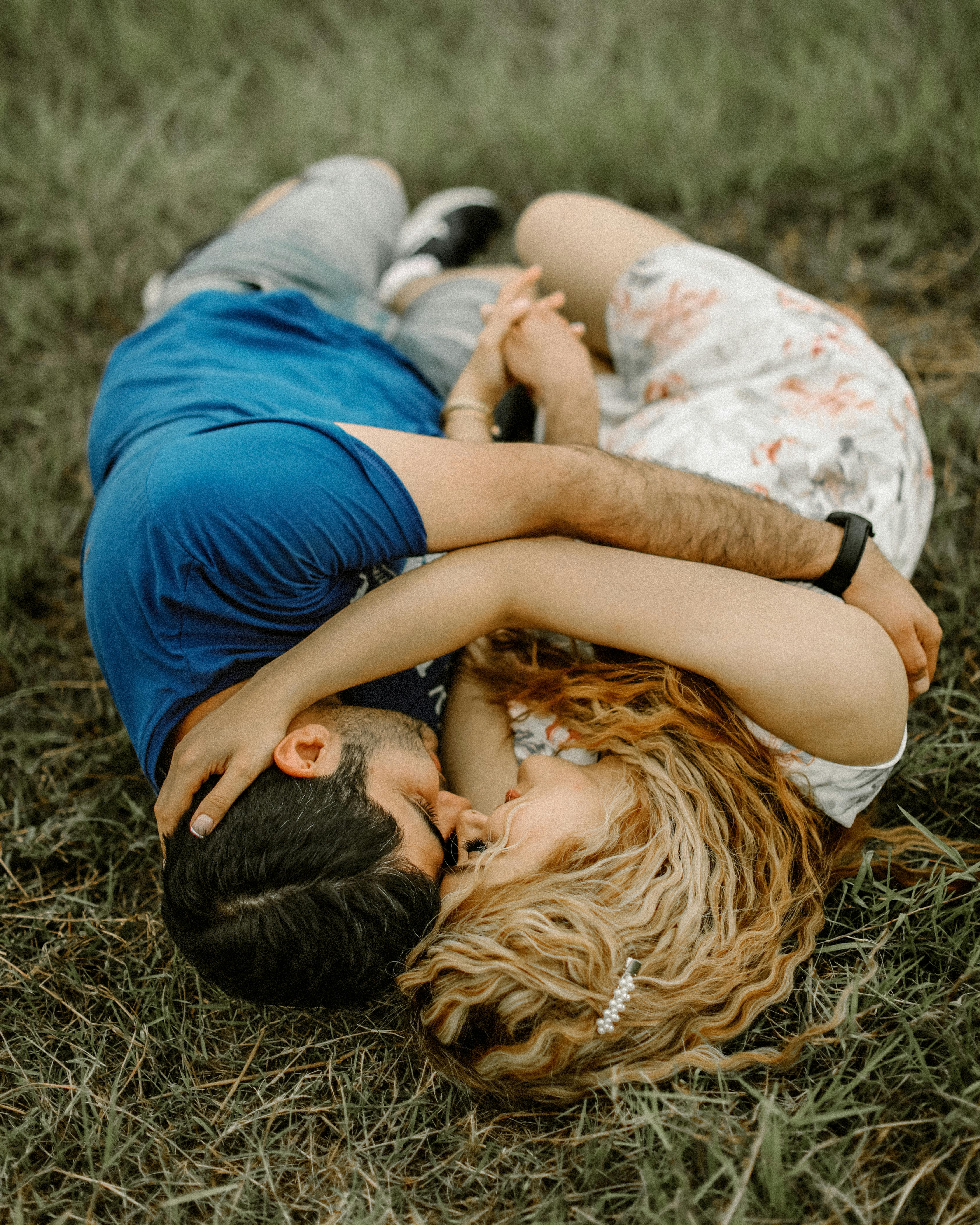 Una joven pareja abrazándose | Foto: Pexels
