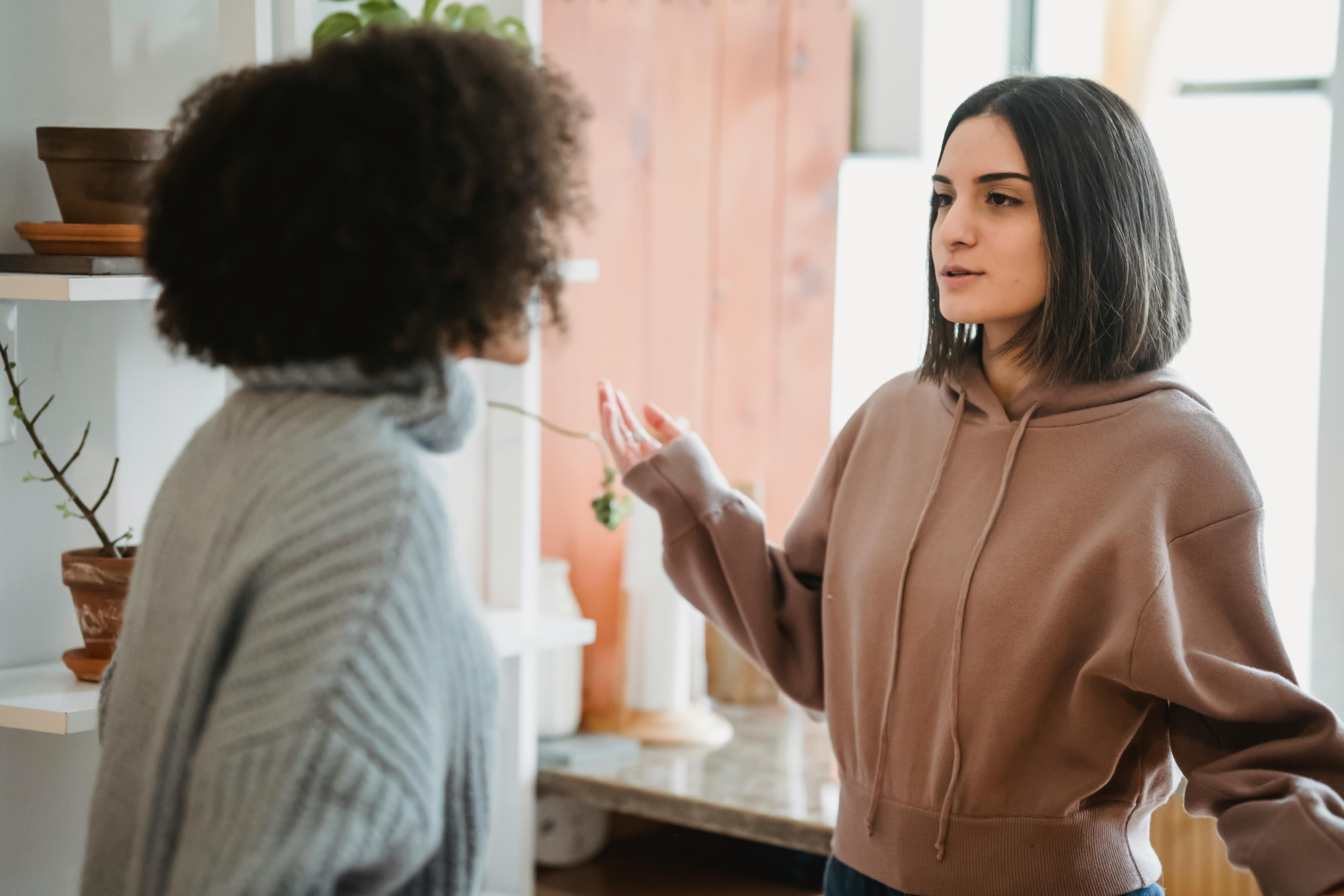 Dos mujeres discutiendo | Fuente: Pexels