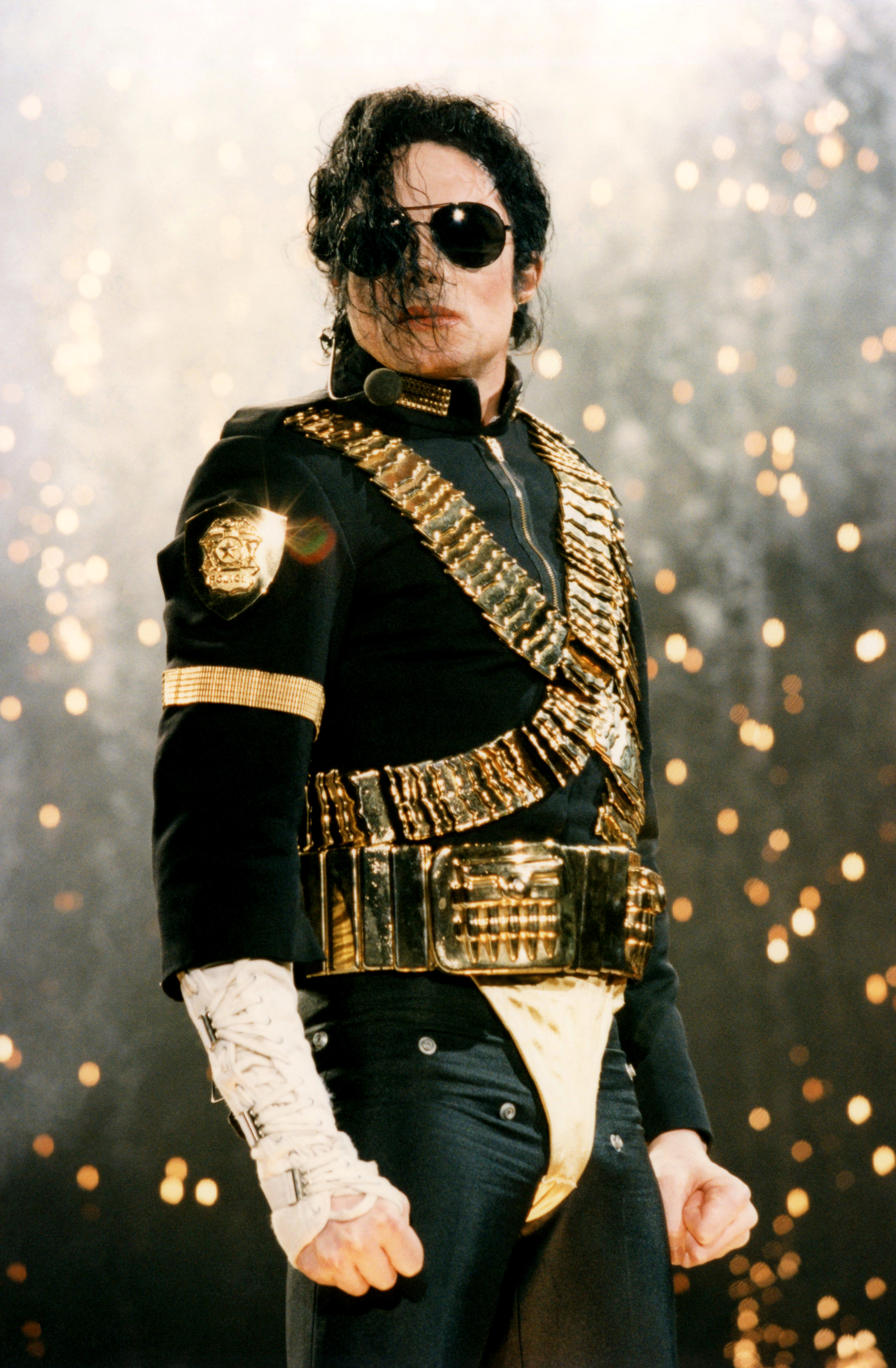 Michael Jackson actúa en el escenario del Anfiteatro del Parque Jerudong el 1 de julio de 1996 en Bandar Seri Begawan, Brunei. | Fuente: Getty Images
