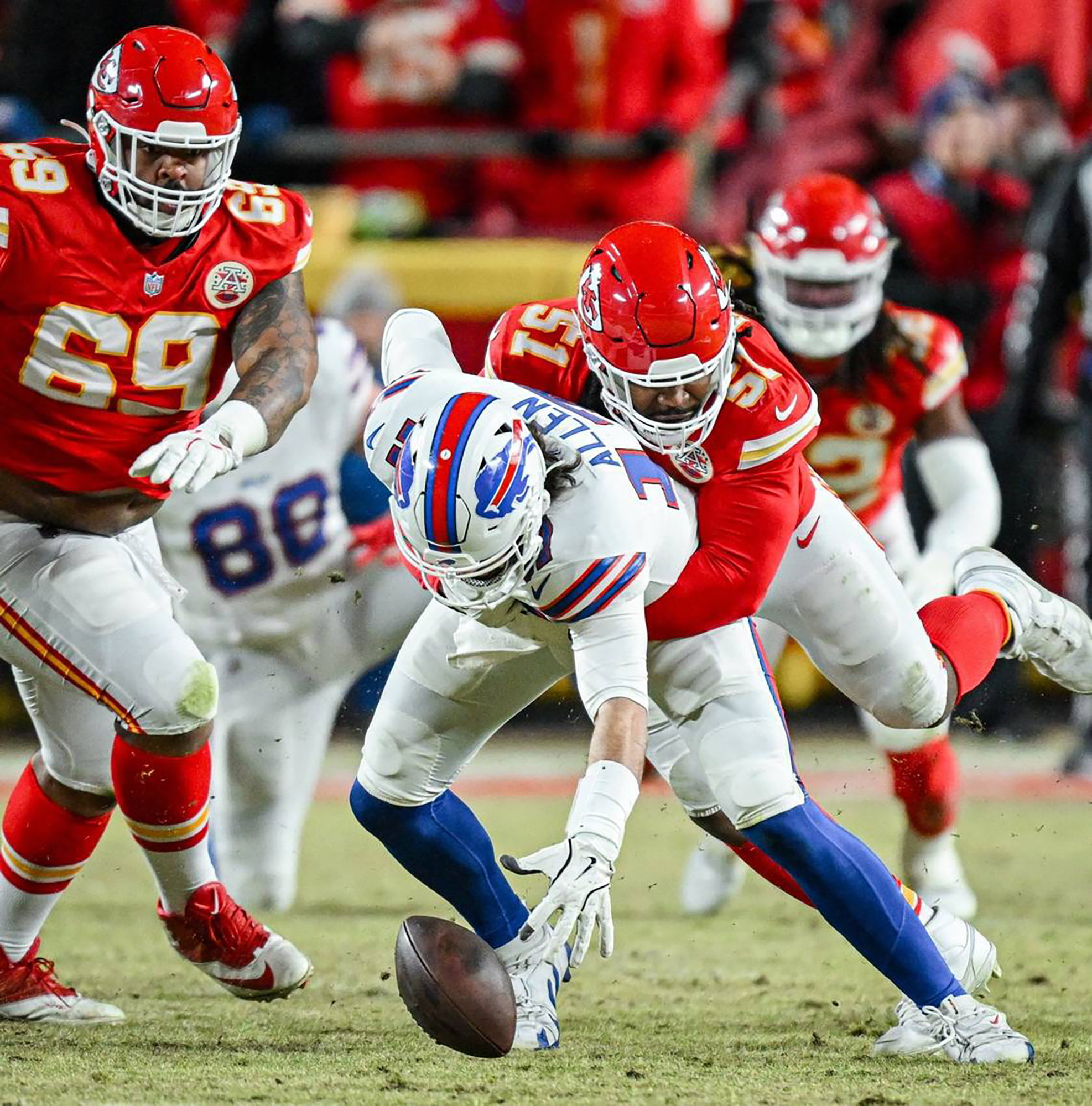 El defensive end de los Kansas City Chiefs, Mike Danna, obliga al quarterback de los Buffalo Bills, Josh Allen, a soltar el balón en el segundo cuarto durante el Partido por el Campeonato de la AFC el 26 de enero de 2025 | Fuente: Getty Images