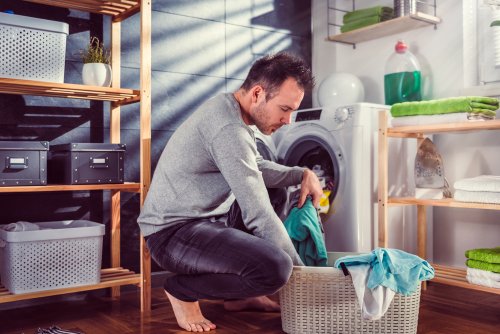 Hombre poniendo ropa en la lavadora. | Foto: Shutterstock