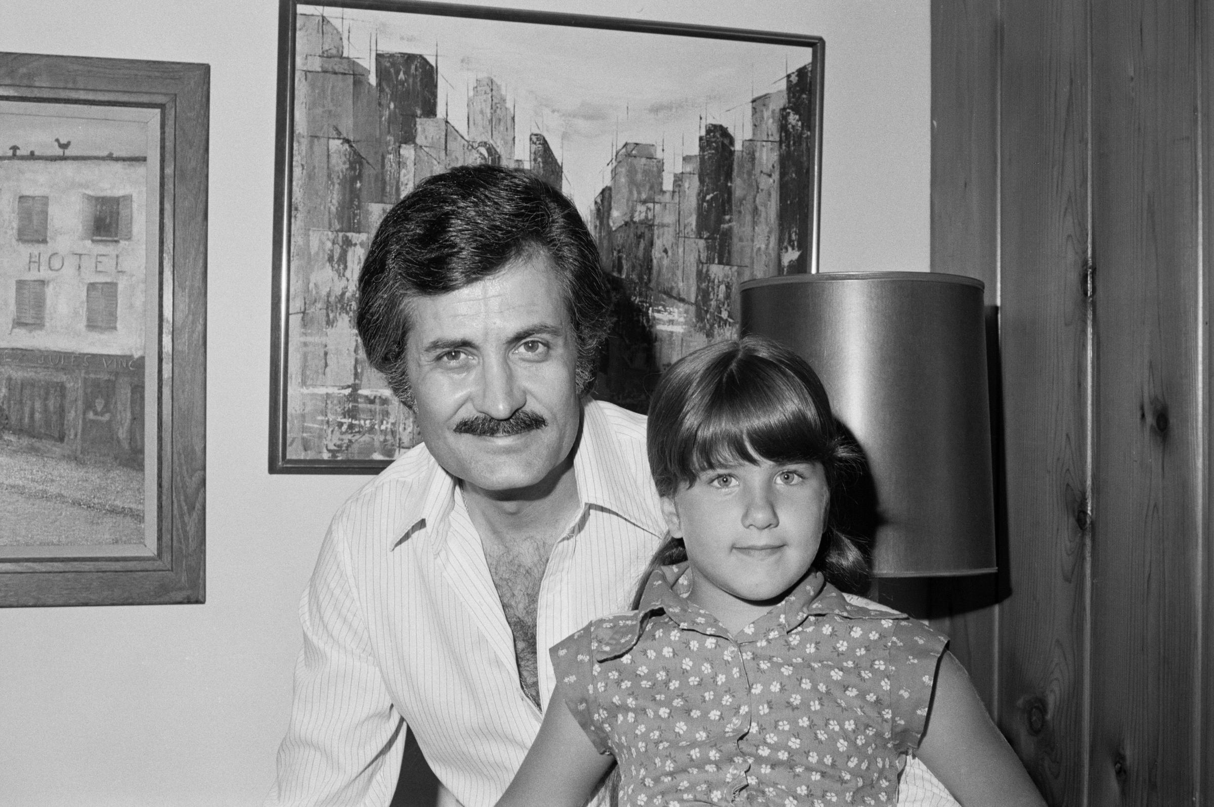 La actriz con su padre en su casa de Los Ángeles en 1975 | Fuente: Getty Images