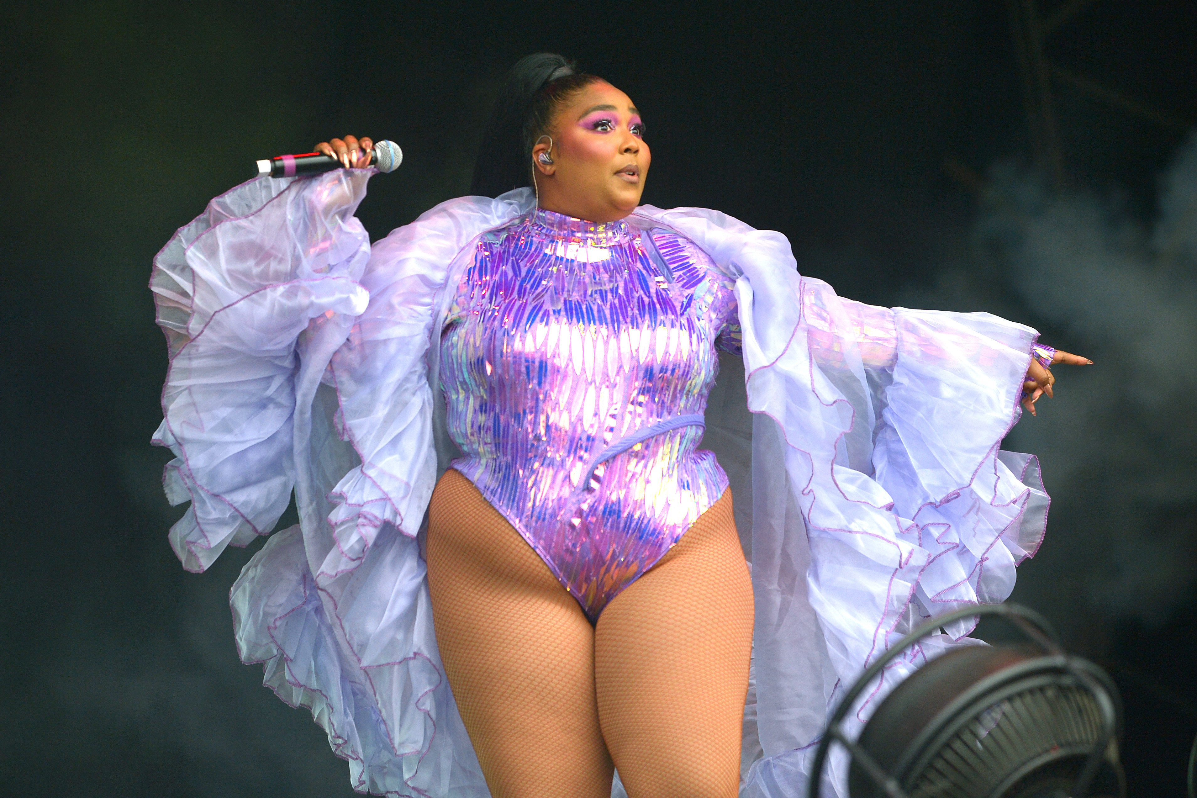 Lizzo actúa en el escenario West Holts durante el Festival de Glastonbury el 29 de junio de 2019, en Glastonbury, Inglaterra. | Fuente: Getty Images