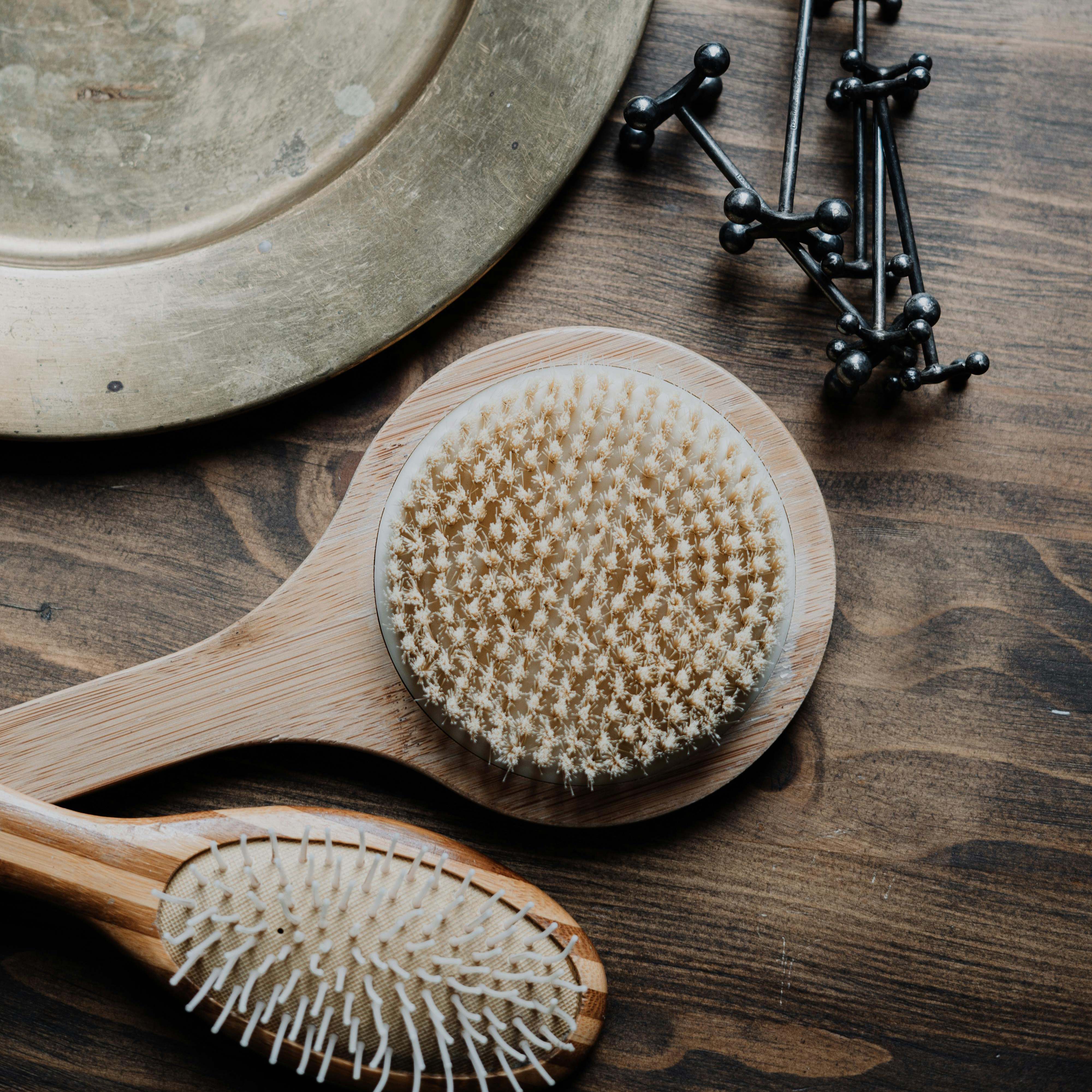 Un par de cepillos para el pelo en un cuarto de baño | Fuente: Pexels