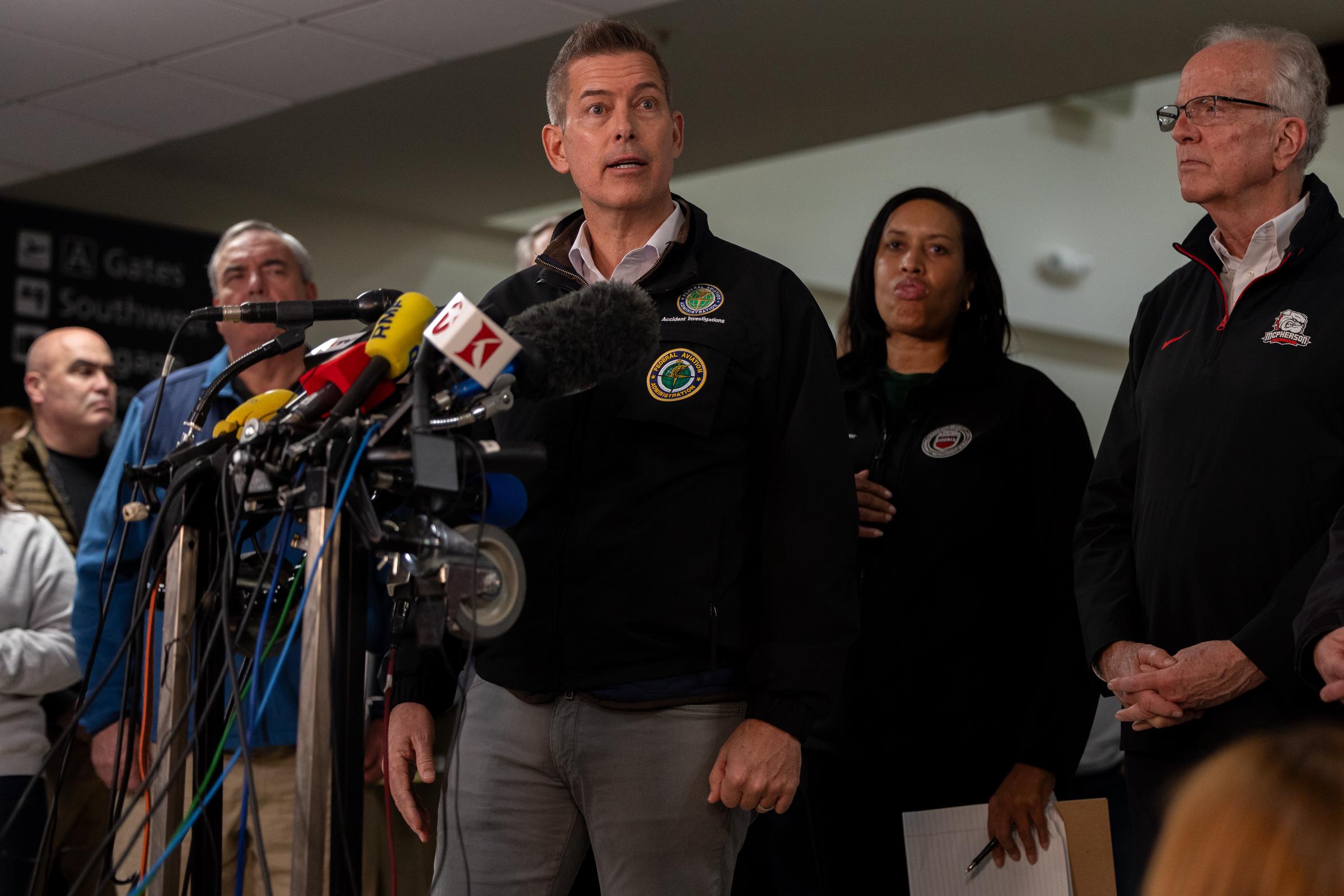 El Secretario de Transporte, Sean Duffy, habla en una rueda de prensa con otros funcionarios del gobierno sobre las tareas de rescate tras la colisión entre un avión de American Airlines y un helicóptero del ejército en Washington, D.C., el 30 de enero de 2025. | Fuente: Getty Images