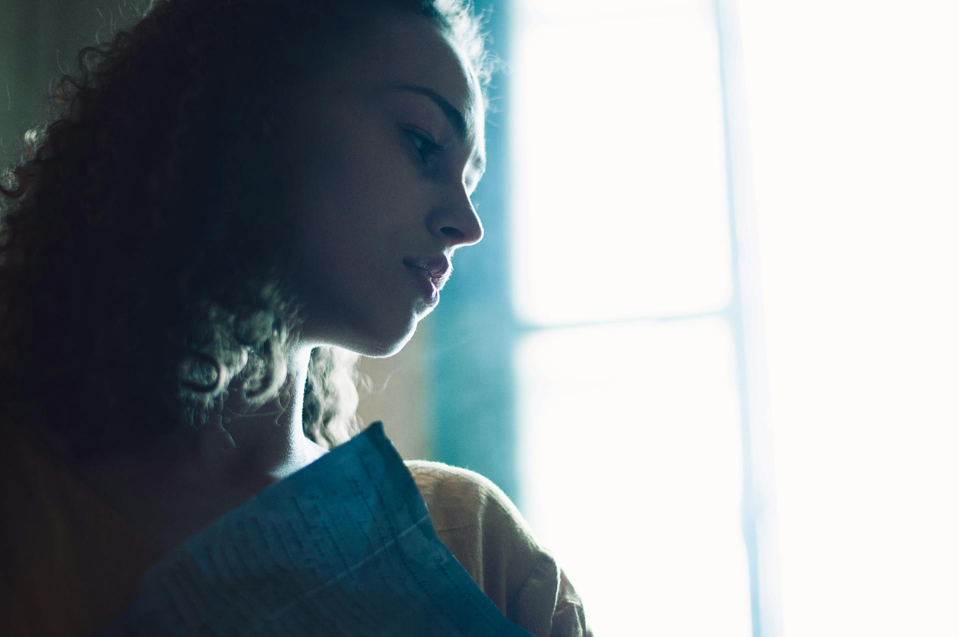 Una mujer mirando hacia abajo | Fuente: Pexels