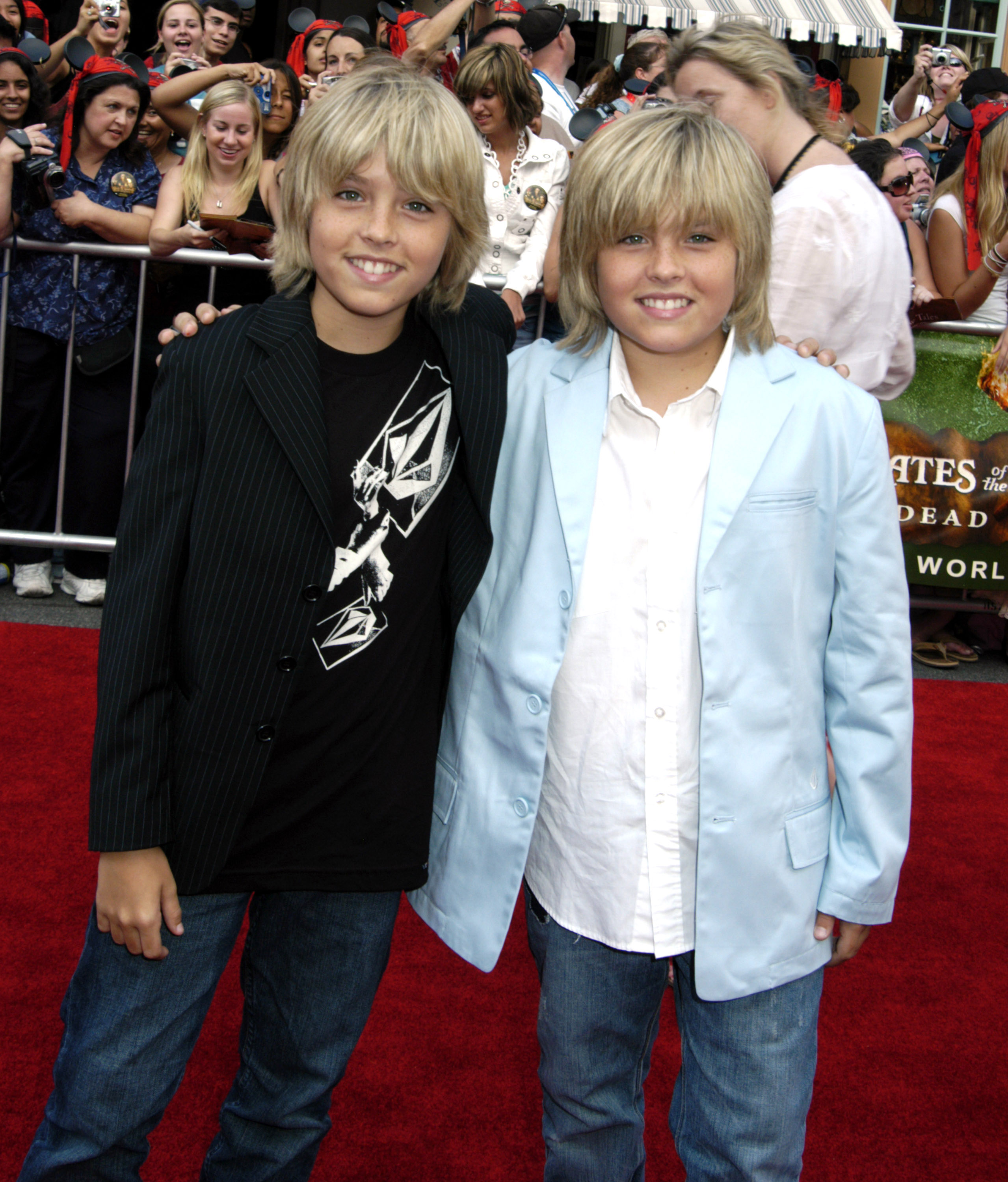 Cole y Dylan Sprouse en el estreno mundial de "Pirates of the Caribbean: Dead Man's Chest" el 24 de junio de 2006. | Fuente: Getty Images