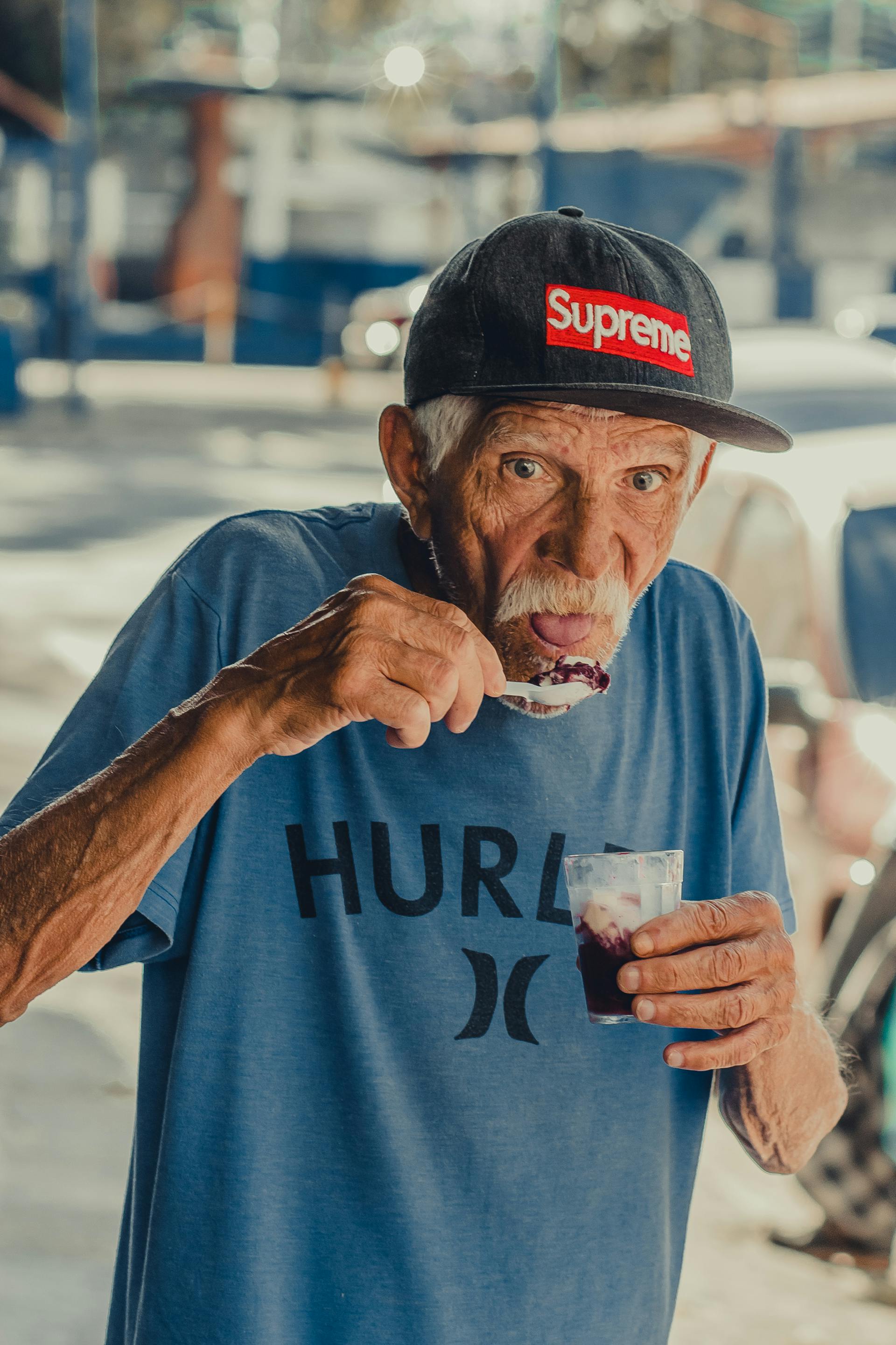 Un anciano comiendo un helado | Fuente: Pexels