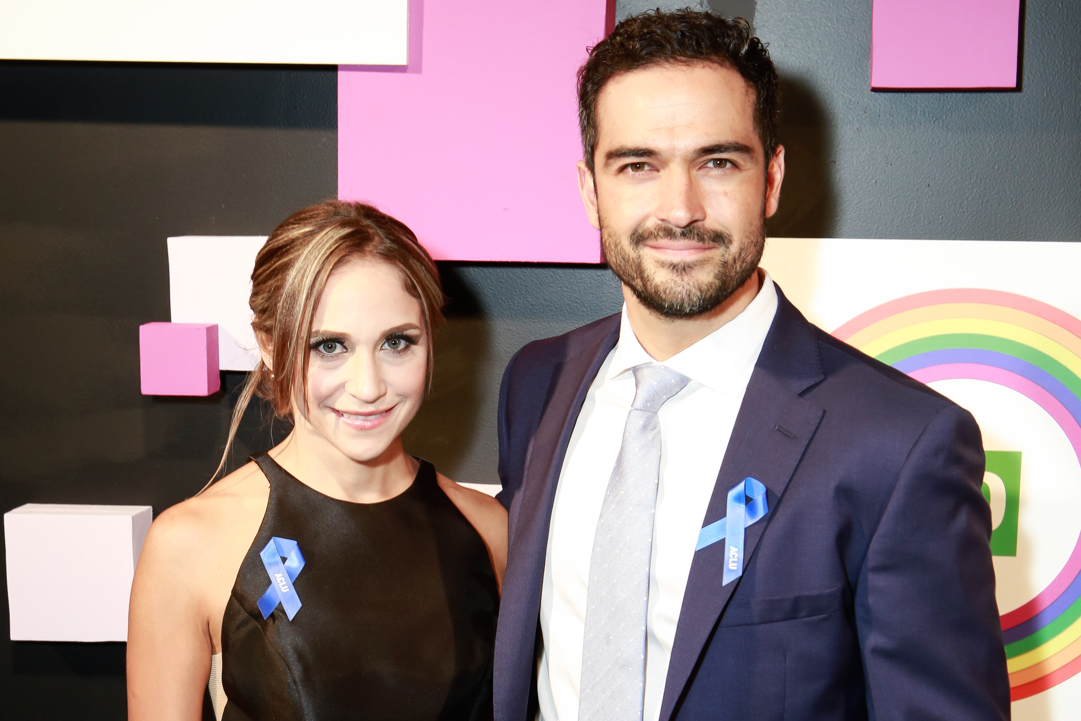 El actor Alfonso Herrera y Diana Vázquez asisten a los Village Voice Pride Awards 2017 en Capitale el 21 de junio de 2017 en Nueva York.  | Fuente: Getty Images