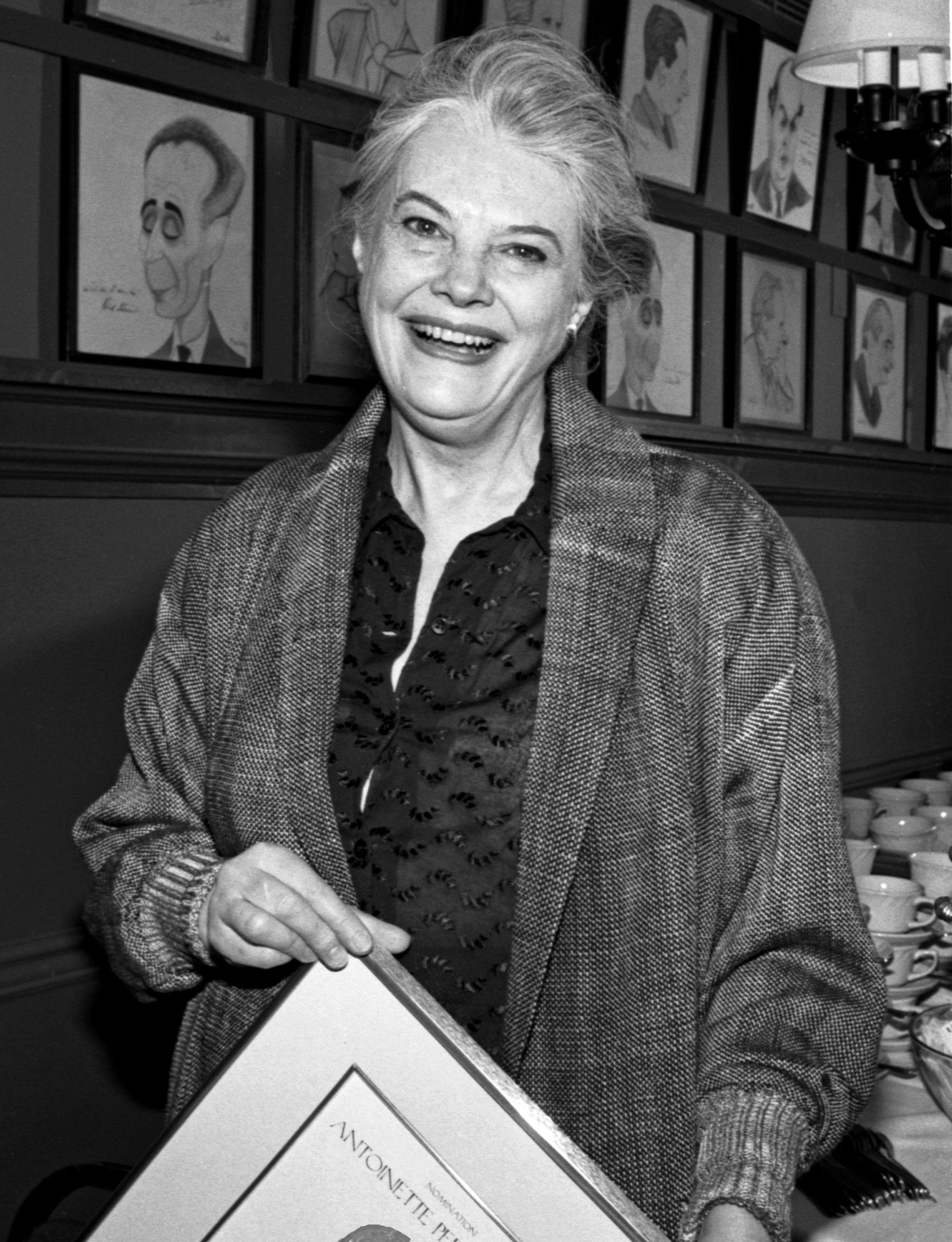 Lois Smith posando para una foto en las nominaciones a los premios Tony en Nueva York en 1996 | Fuente: Getty Images