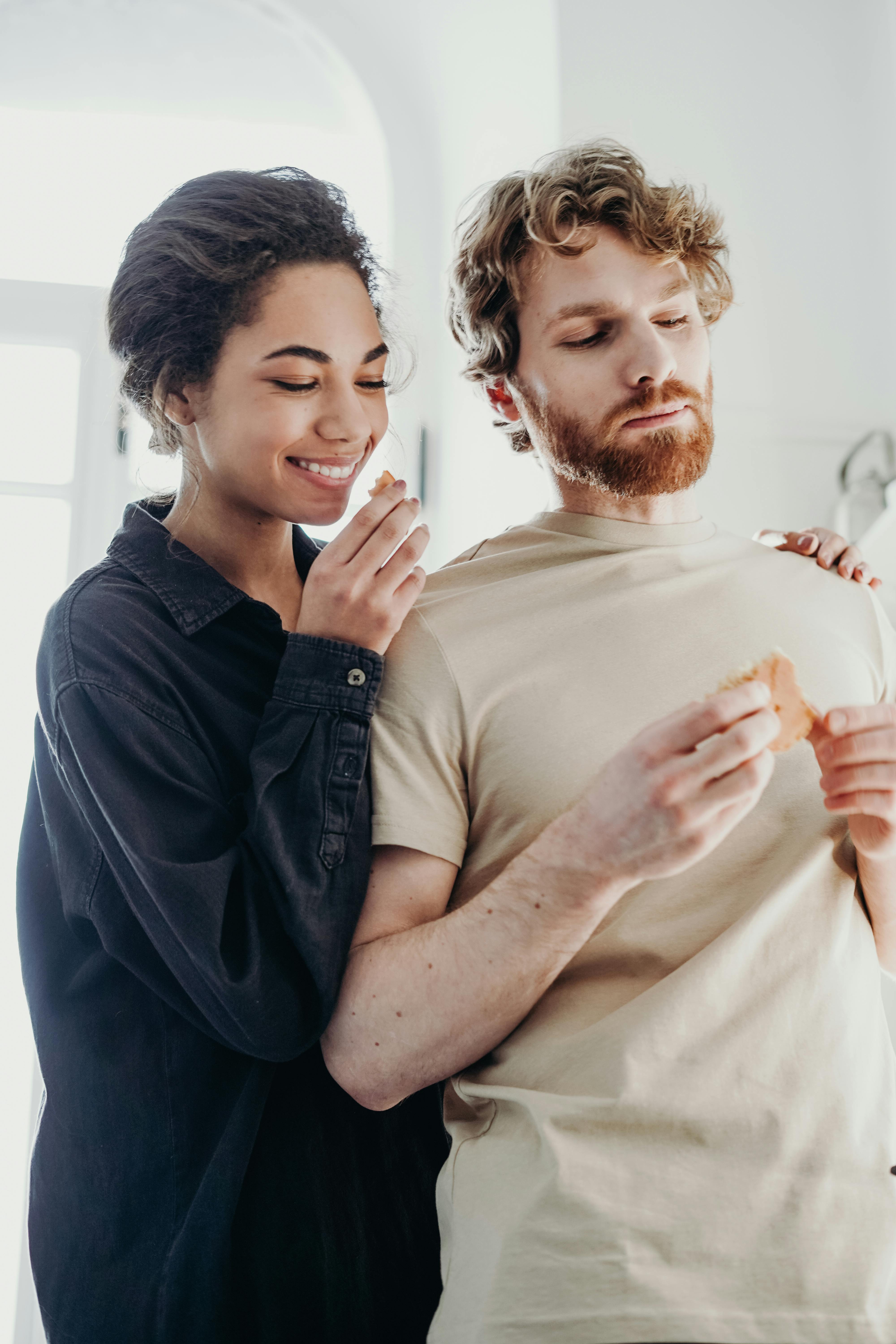 Una pareja desayunando | Fuente: Pexels