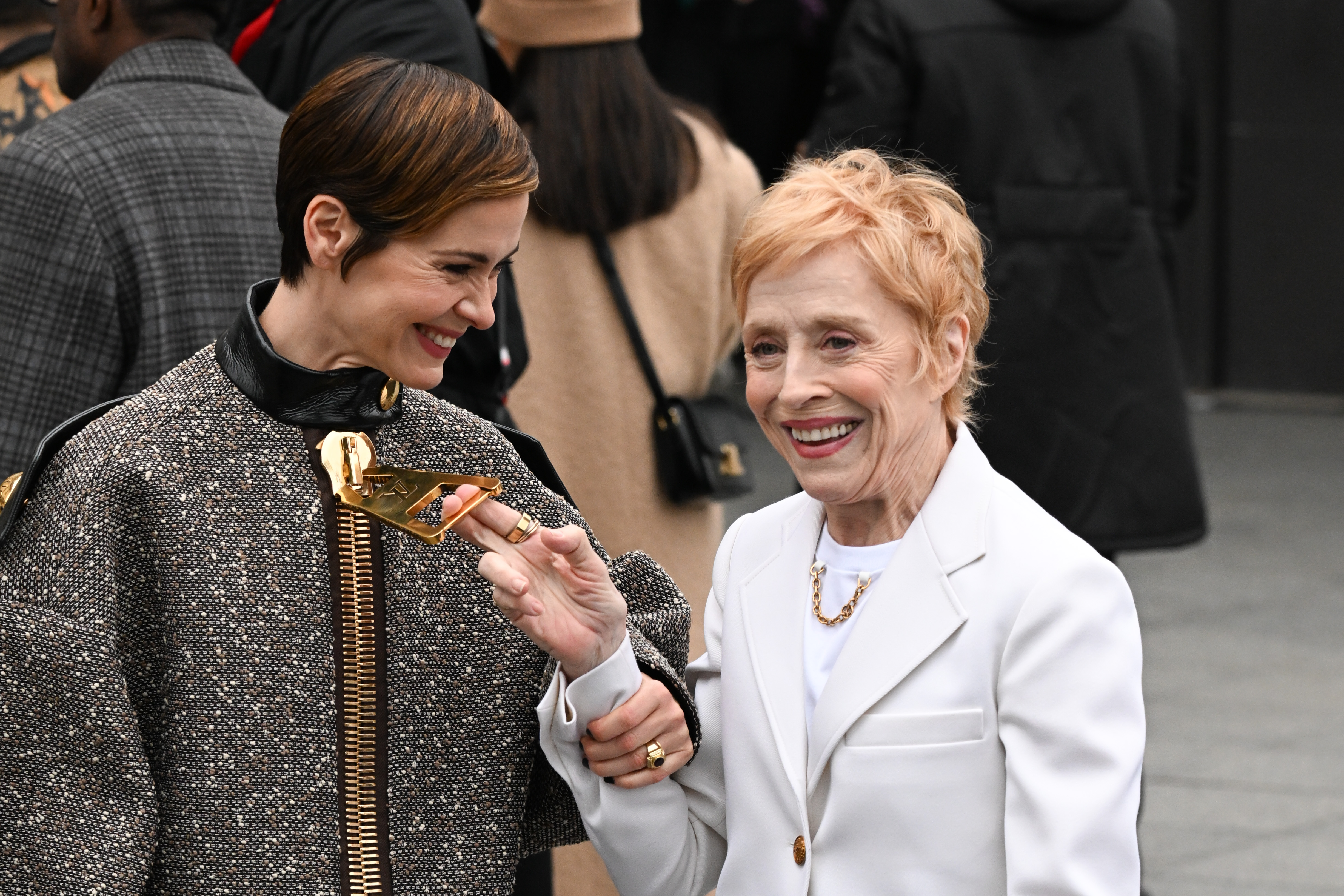 Sarah Paulson y Holland Taylor en el desfile de Louis Vuitton Womenswear Otoño-Invierno 2023-2024 durante la Semana de la Moda de París el 6 de marzo de 2023. | Fuente: Getty Images