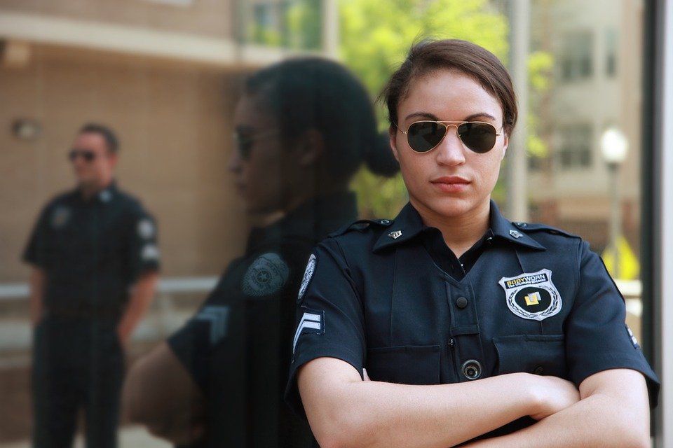 Mujer policía con gafas / Imagen tomada de: Pixabay