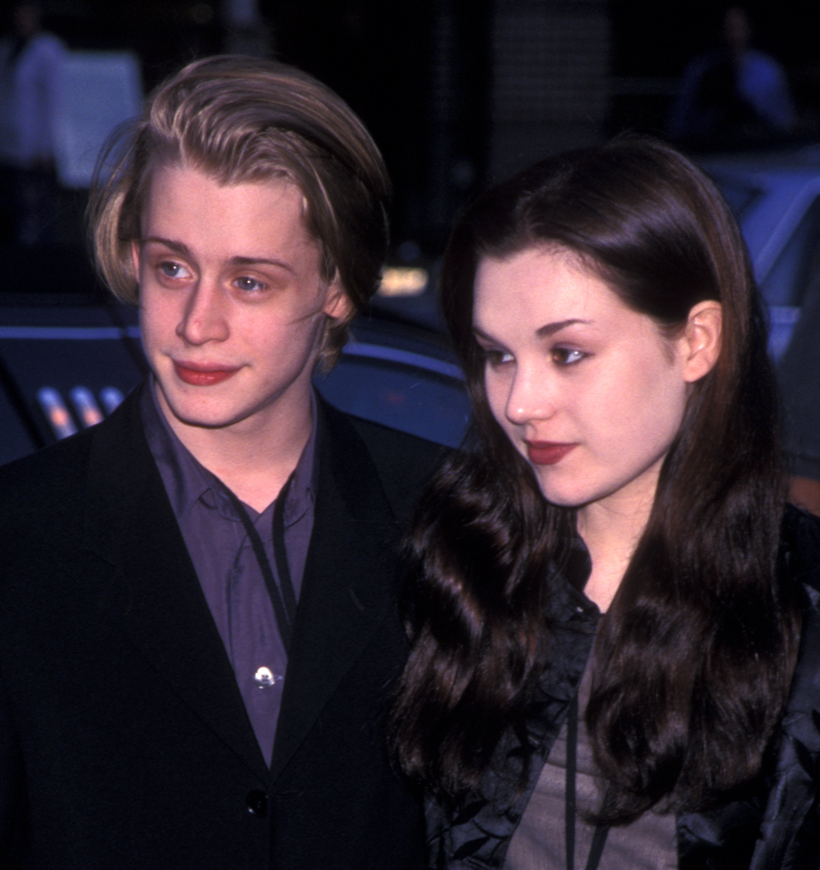 Rachel Miner y Macaulay Culkin en el estreno de "Star Wars Episode I - The Phantom Menace" en Nueva York, el 16 de mayo de 1999. | Foto: Getty Images