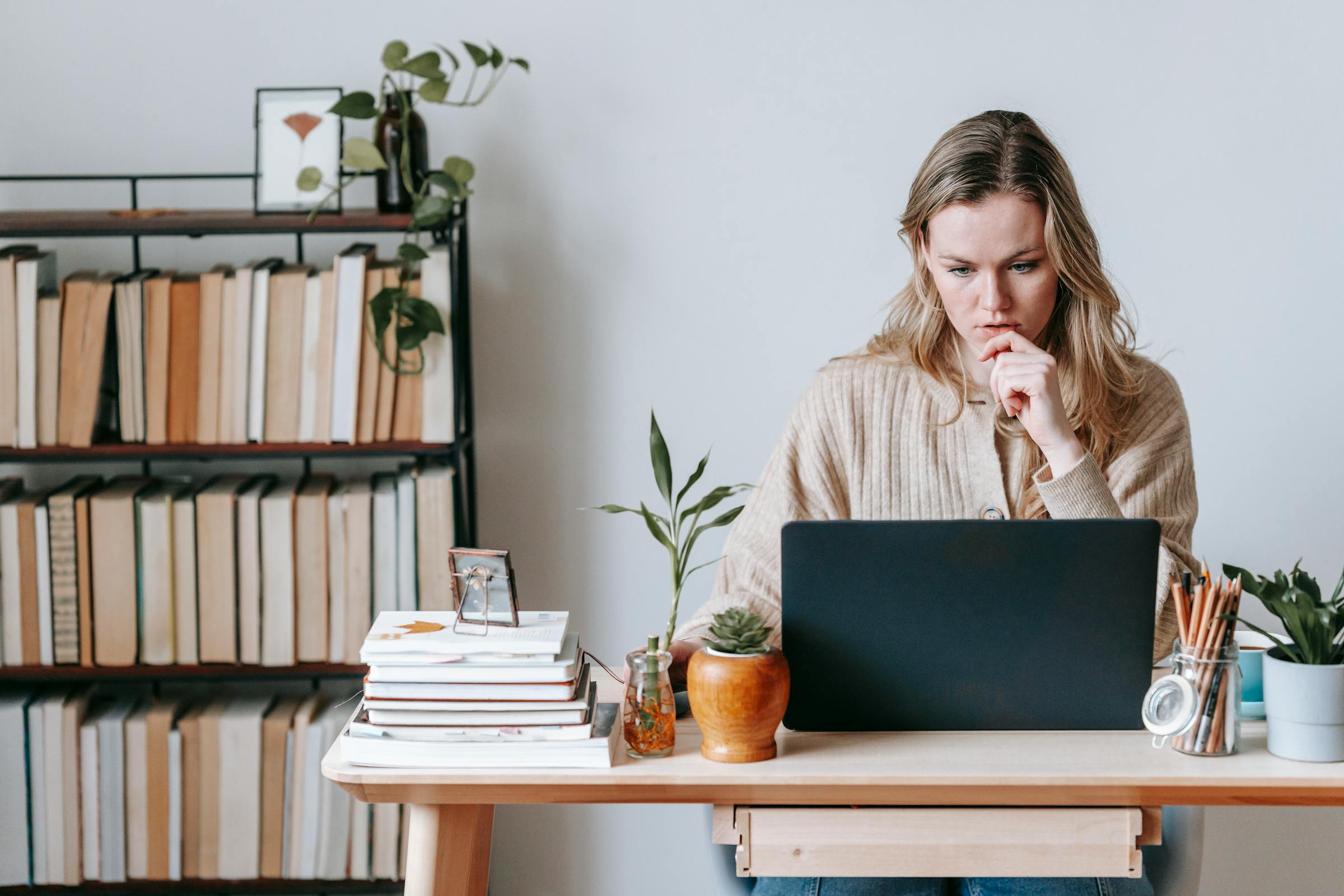 Una mujer seria mirando su ordenador | Fuente: Pexels