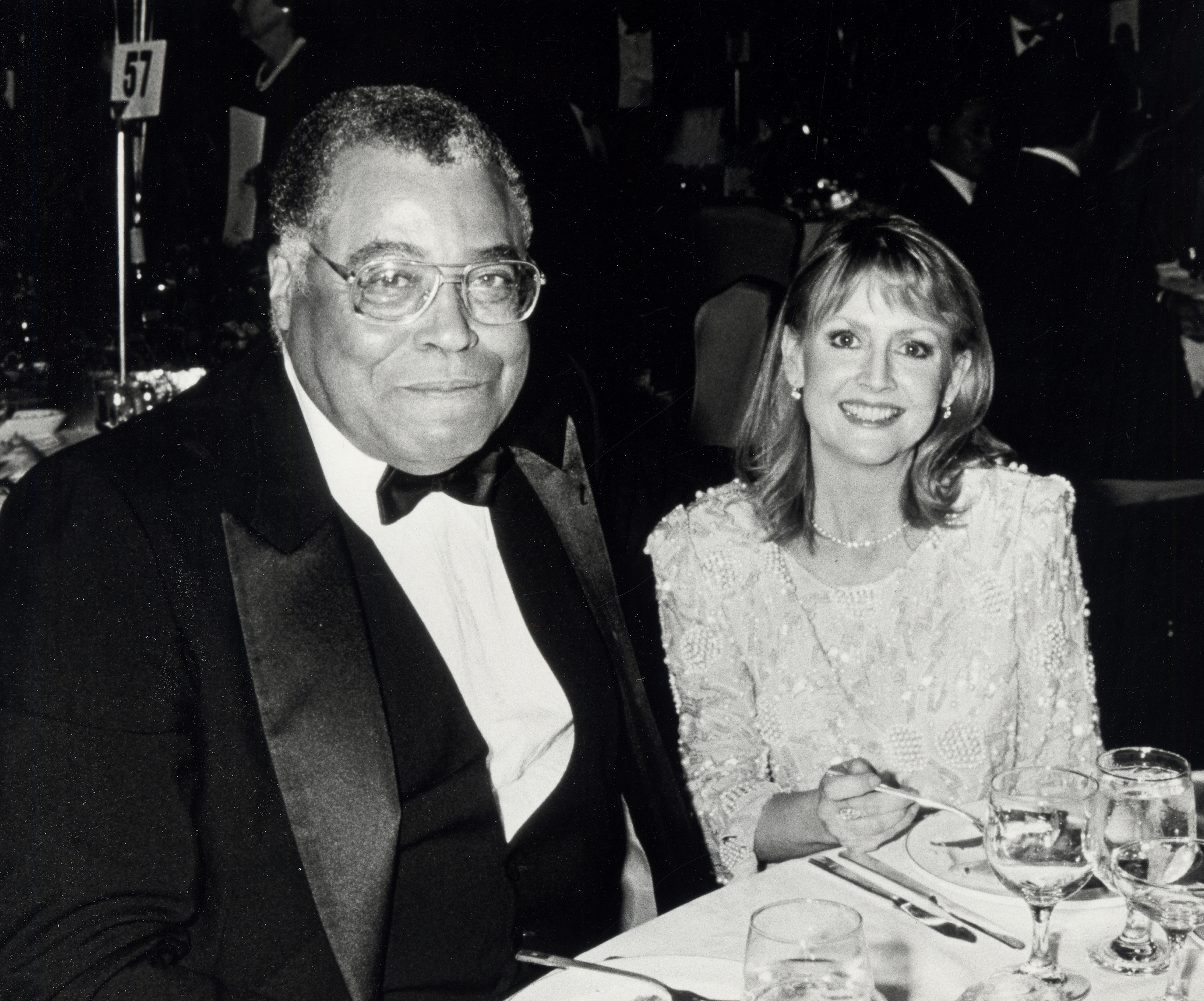 James Earl Jones y Cecelia Hart en una fiesta de la 43 edición de los Premios Tony en Nueva York el 4 de junio de 1989 | Fuente: Getty Images