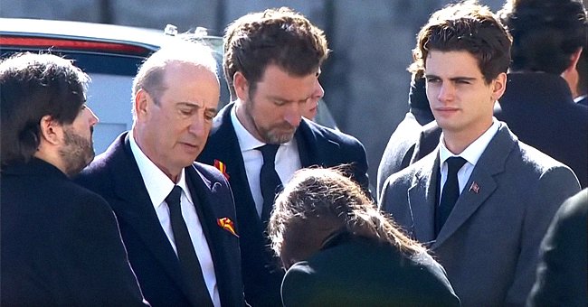 Álvaro Franco Guisasola (primero de izquierda a derecha), asiste con sus familiares a la exhumación de los restos de su bisabuelo Francisco Franco. | Foto: YouTube/El Mundo