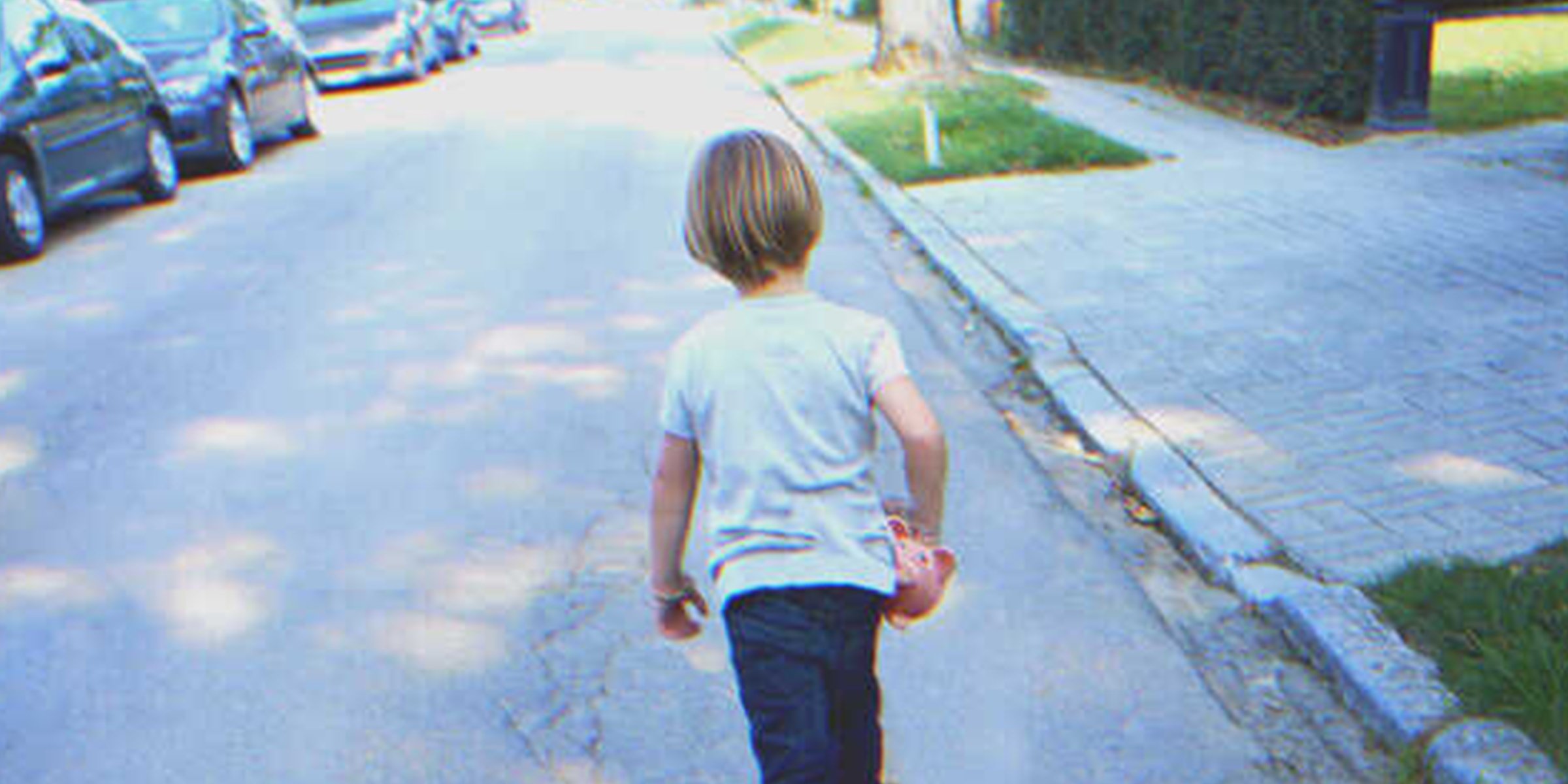 Un niño caminando por la calle | Foto: Getty Images