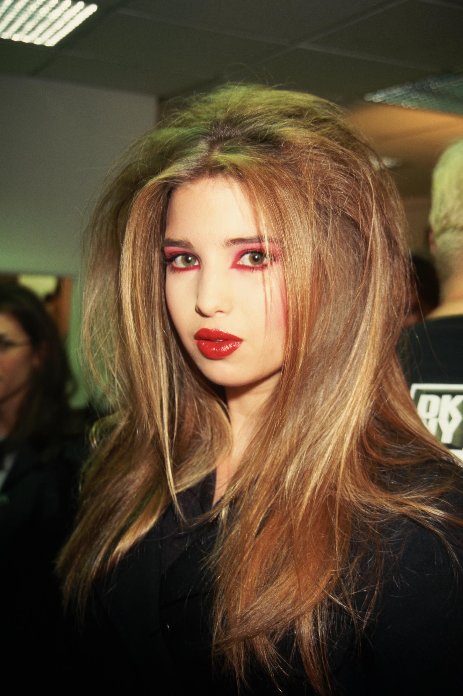 Ivanka Trump fotografiada entre bastidores antes de un desfile de moda el 1 de abril de 1997 | Fuente: Getty Images