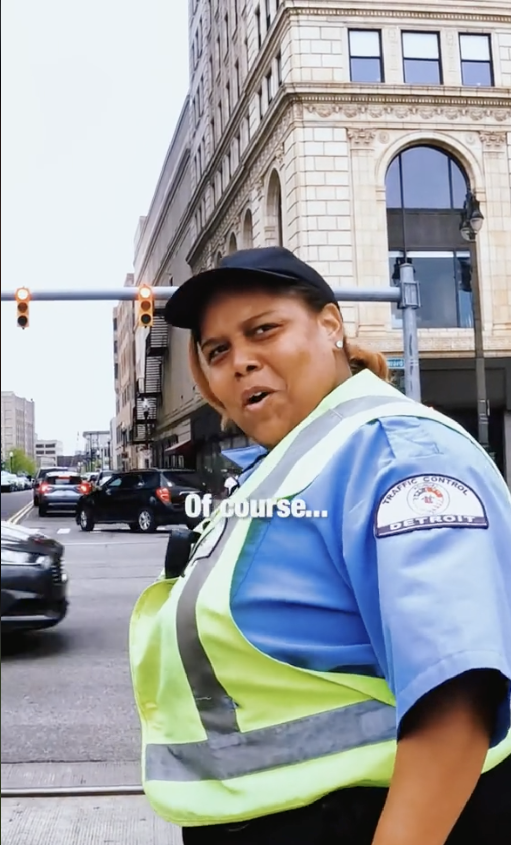 Linita Edge trabajando como agente de control de tránsito en Detroit, mientras Zachery Dereniowski la grababa para TikTok el 14 de mayo de 2023 | Foto: TikTok/mdmotivator