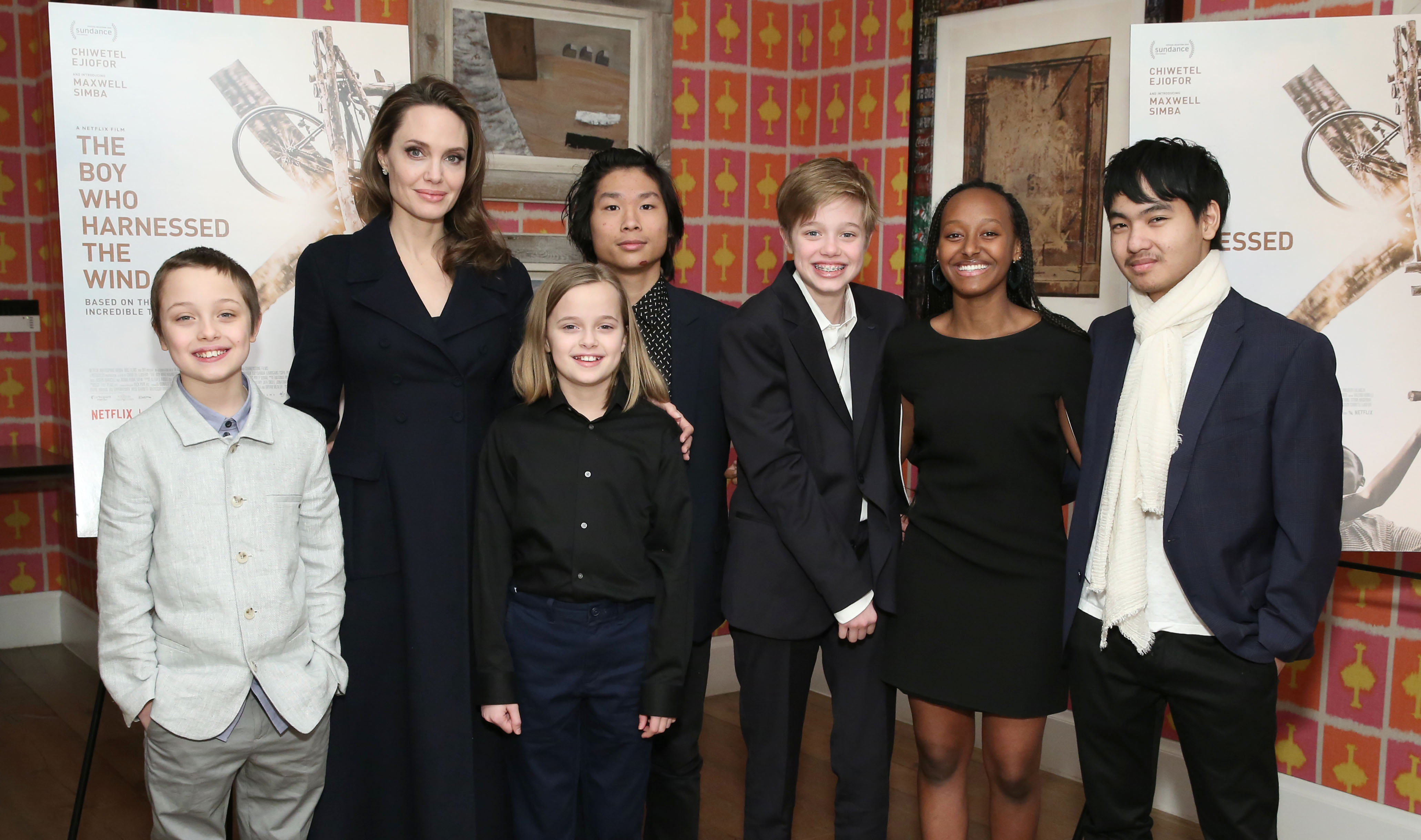 Angelina Jolie con sus hijos Knox, Vivienne, Pax, Shiloh, Zahara y Maddox en la proyección de "The Boy Who Harnessed The Wind" en Nueva York en 2019 | Fuente: Getty Images