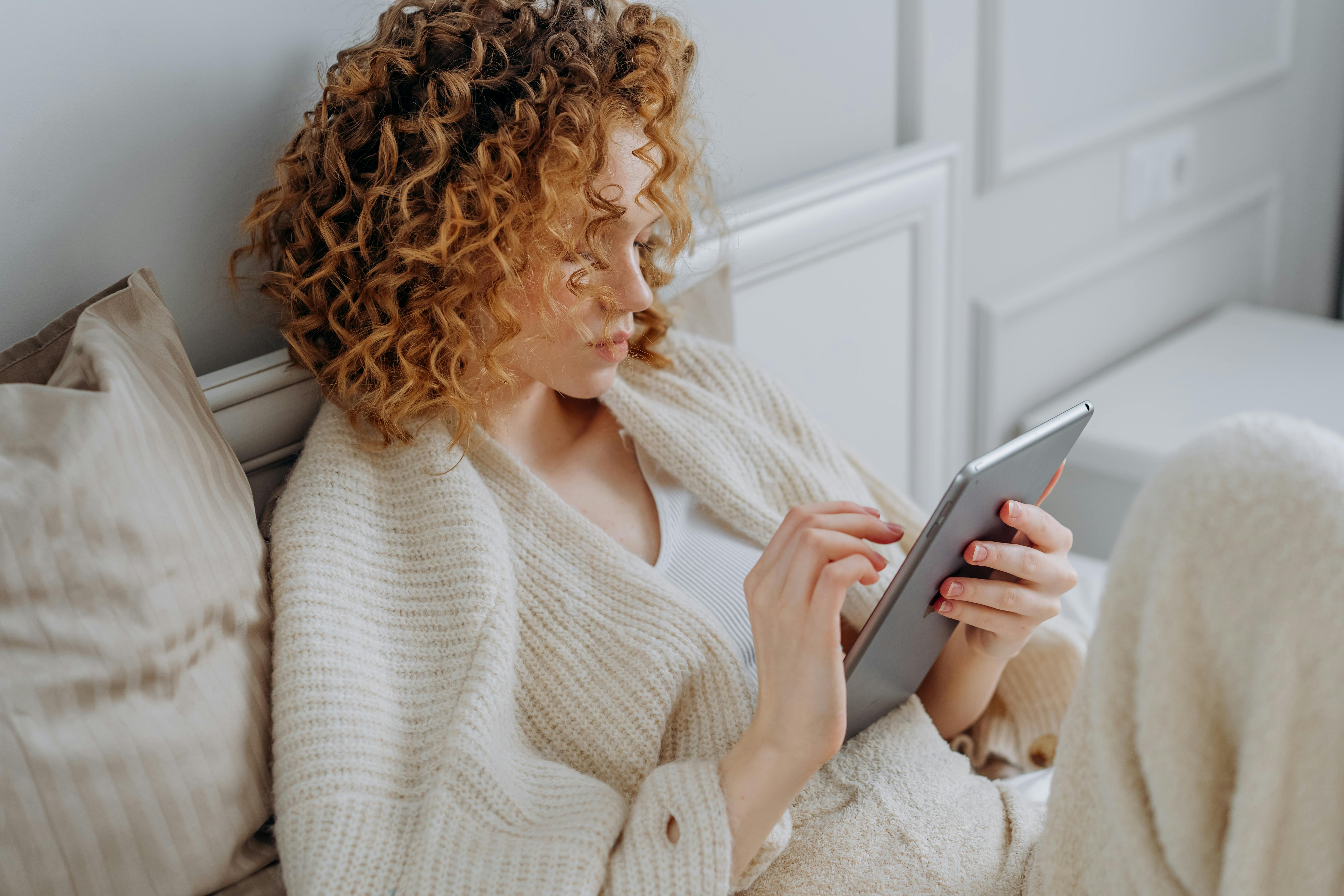 Una mujer aburrida en una tablet | Fuente: Pexels