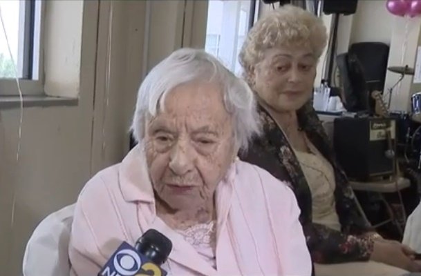 Los amigos de Louise Signore se sorprenden de toda la energía que mantiene a sus 107 años. | Foto: YouTube/CBS New York 