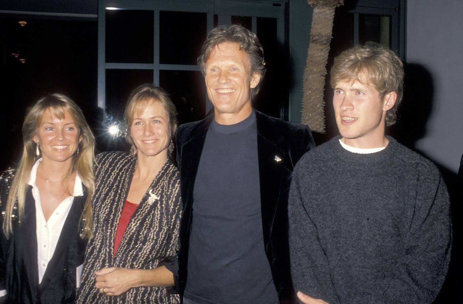 Tracy Kristofferson, Lisa Meyers, Kris Kristofferson y Kris Kristofferson, Jr. en la fiesta de recaudación de fondos de Crosby, Stills, Nash &amp; Young el 31 de marzo de 1990, en Santa Mónica, California. | Fuente: Getty Images