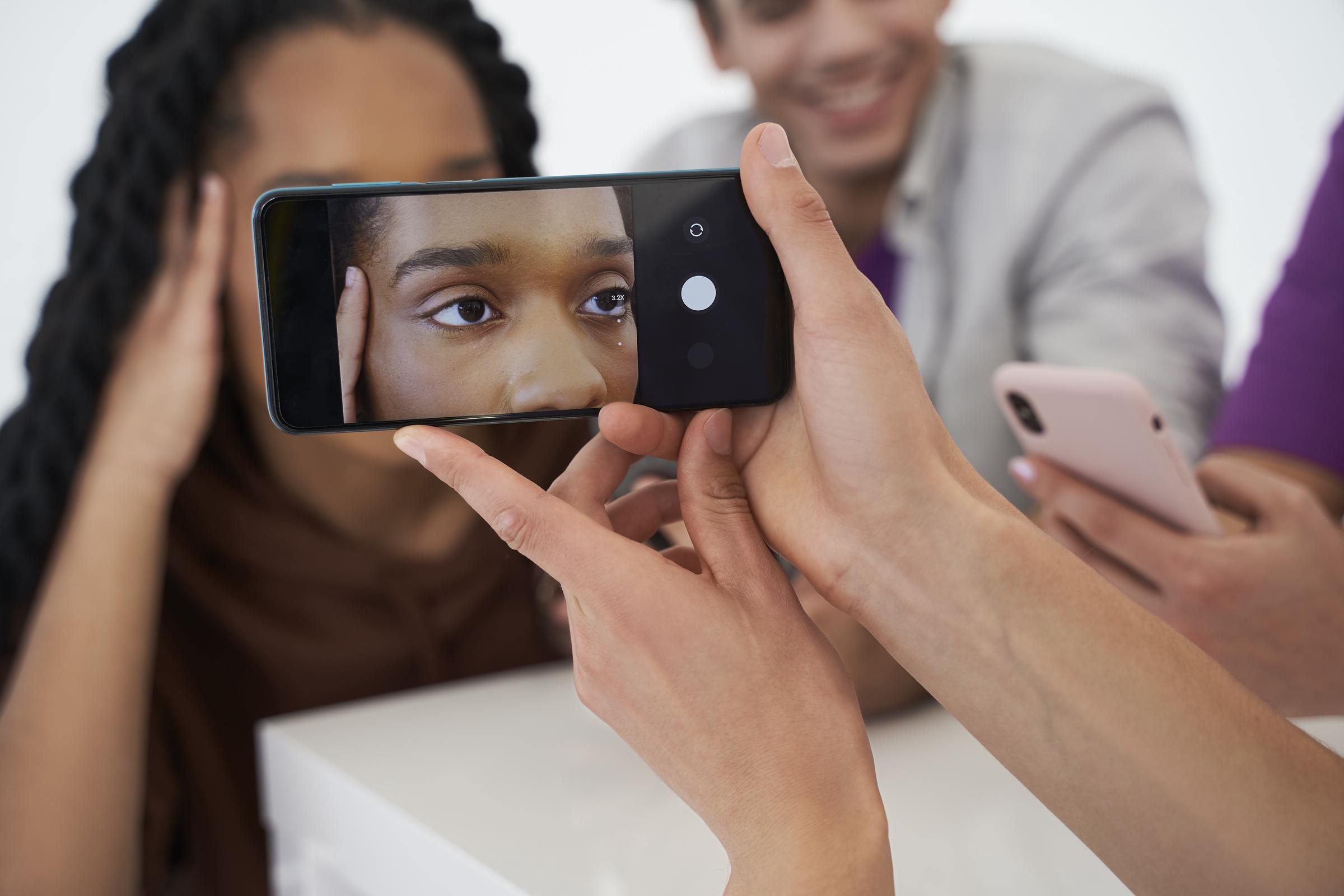 Personas utilizando sus smartphones | Fuente: Freepik