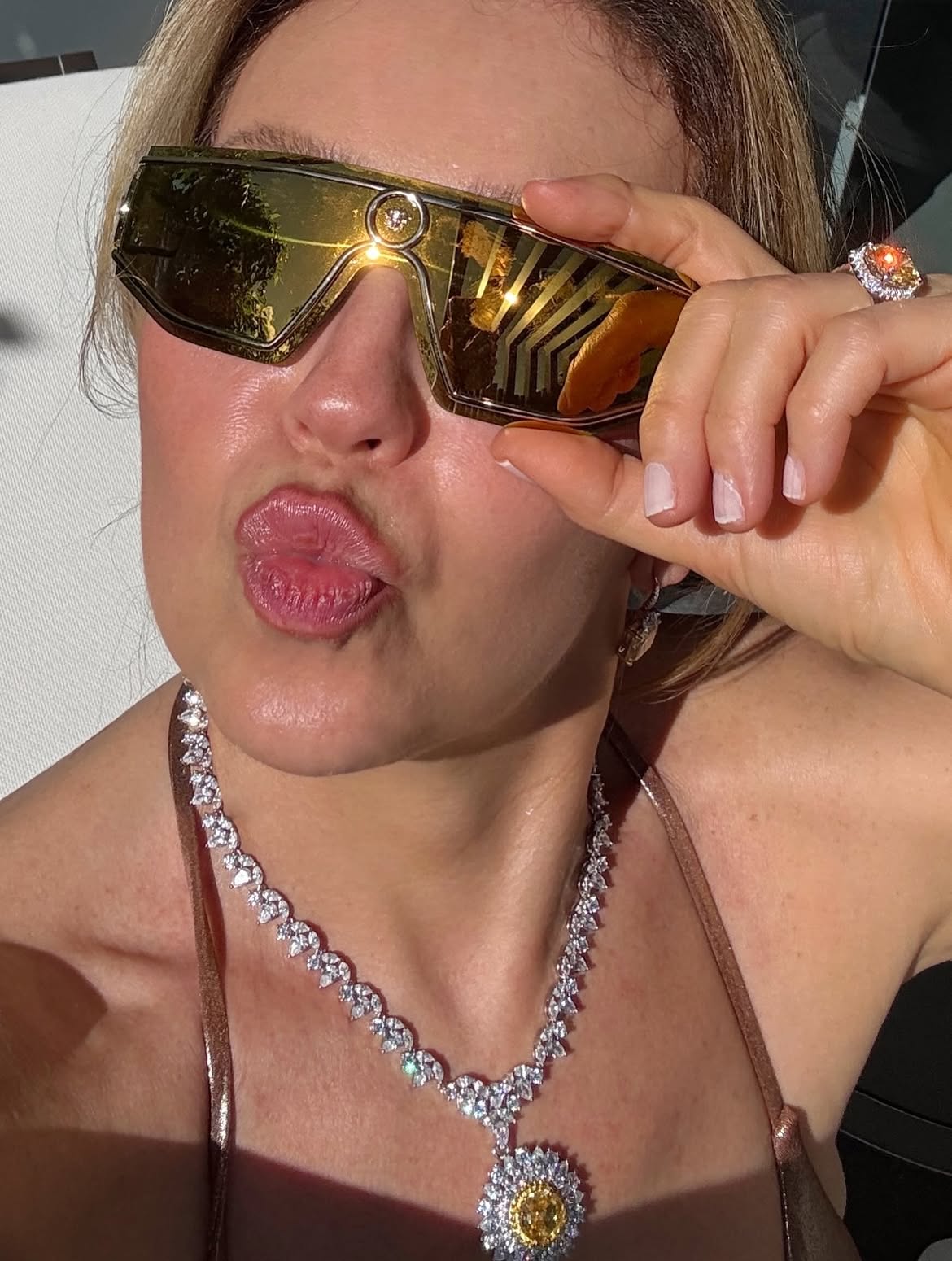 Thalía luciendo una microbikini metalizada en tono bronce acompañada por accesorios de alta gama | Fuente: Instagram/thalia